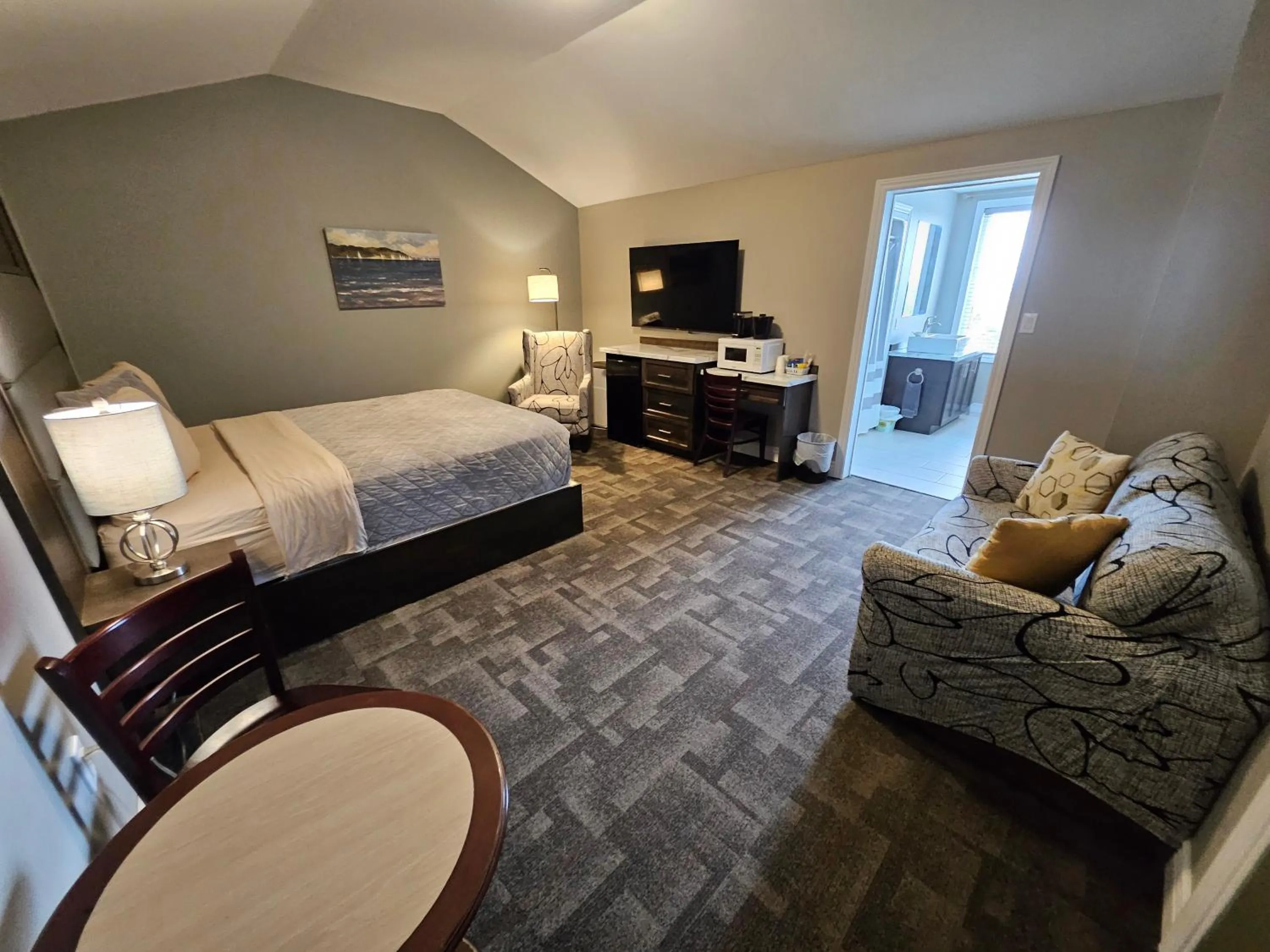 Bed in Newfound Inn & Suites