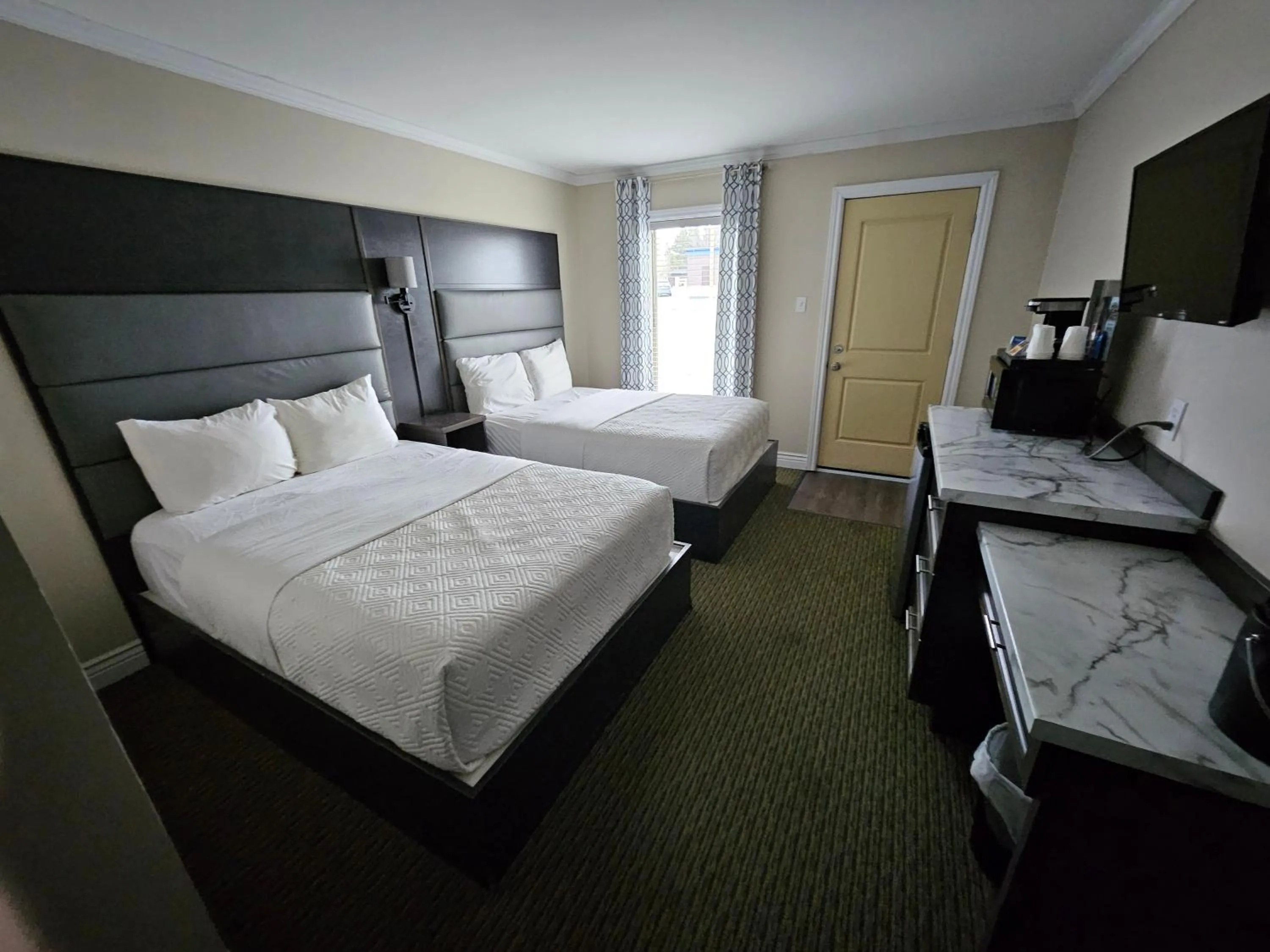 Bed in Newfound Inn & Suites