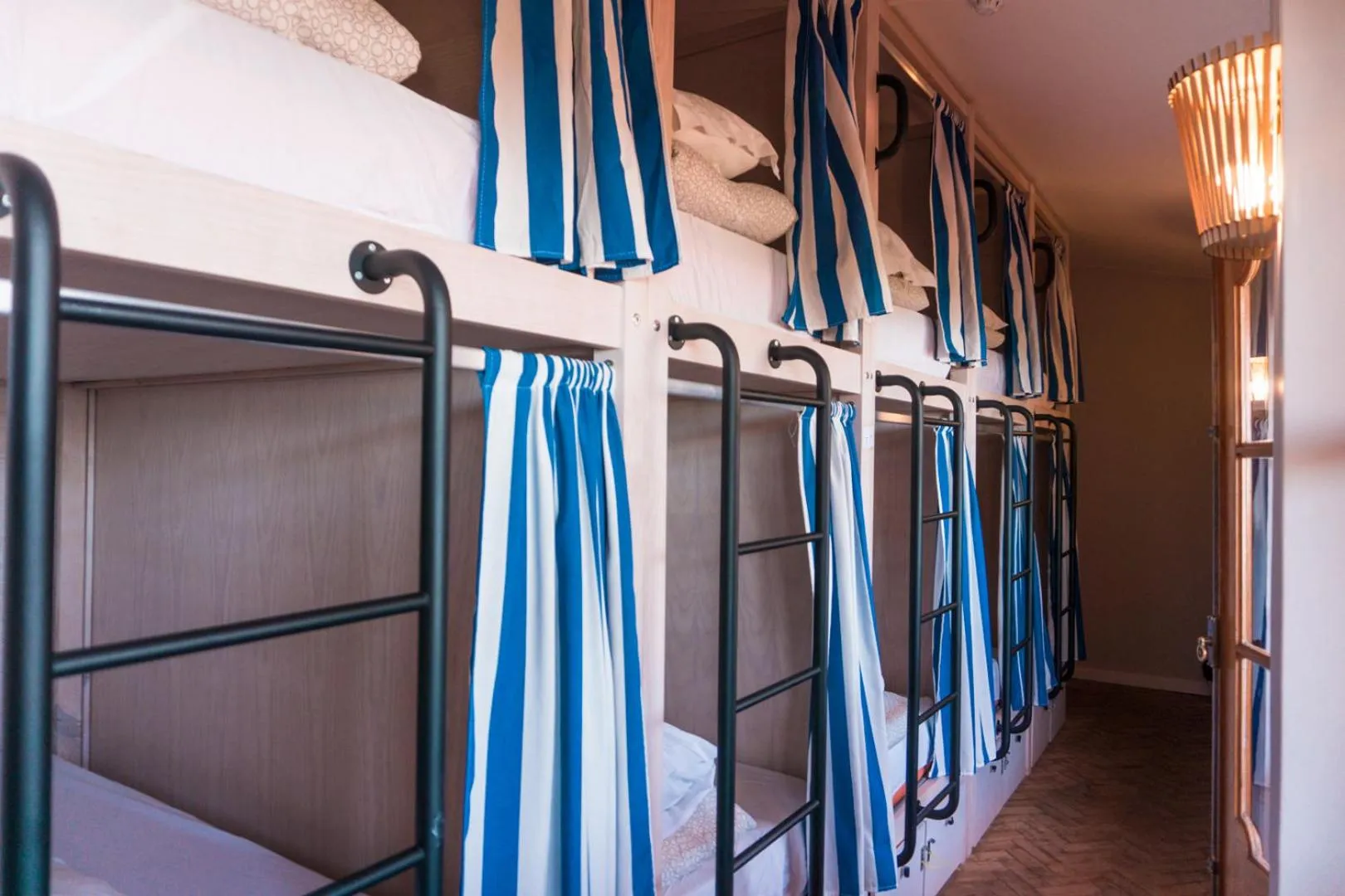 bunk bed in Nice Way Cascais Hostel & Surf Camp