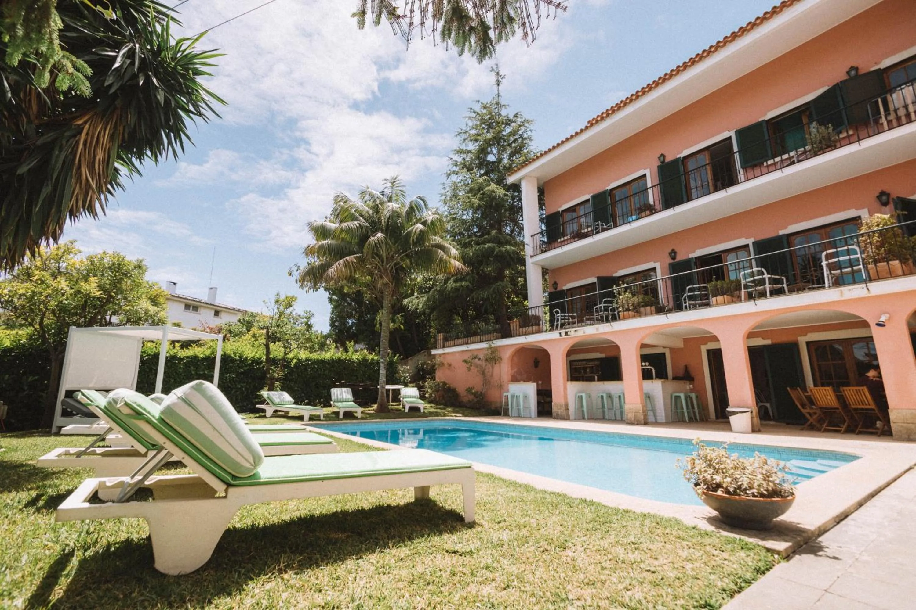 Shower in Nice Way Cascais Hostel & Surf Camp