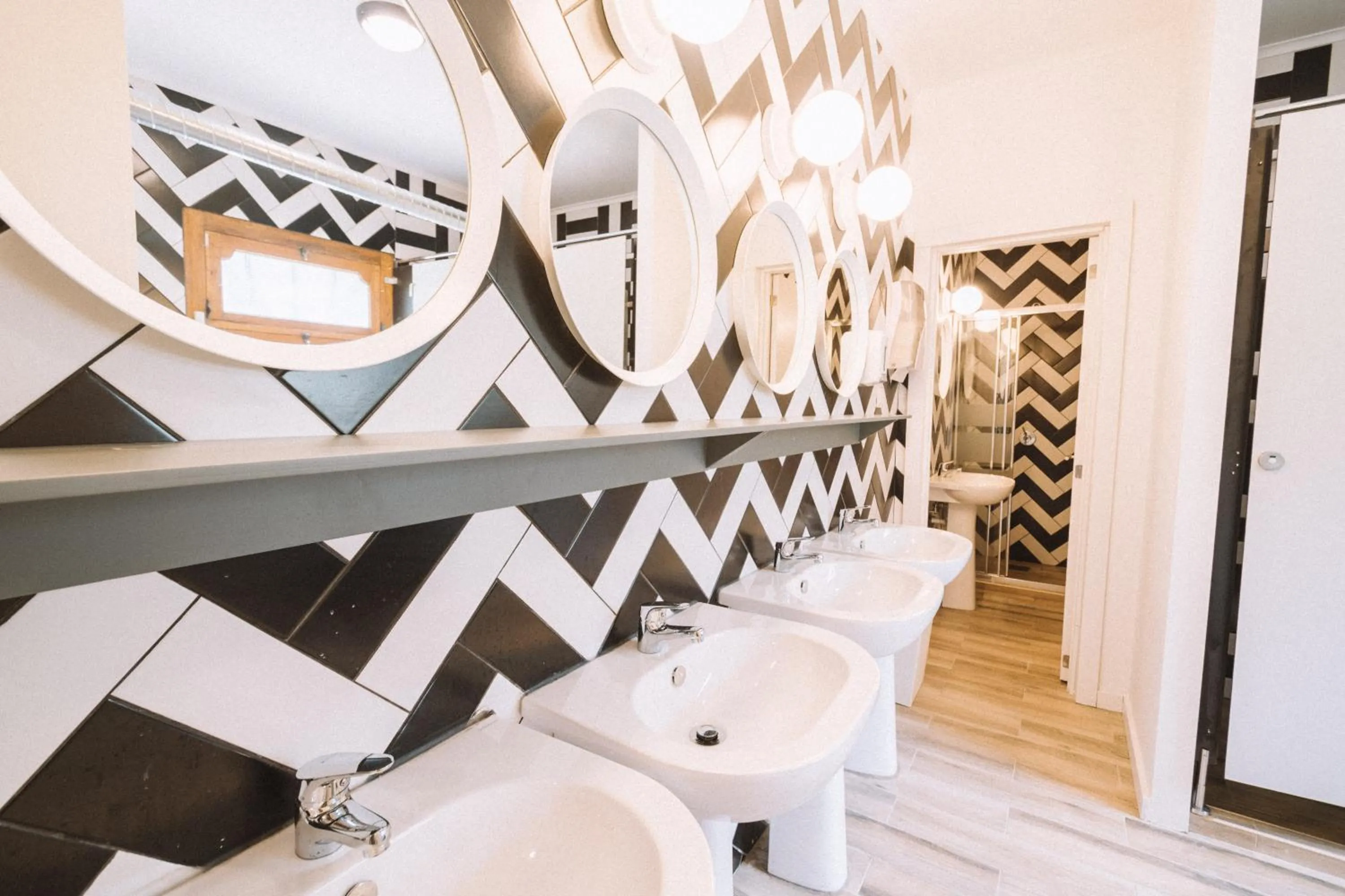 Shower in Nice Way Cascais Hostel & Surf Camp