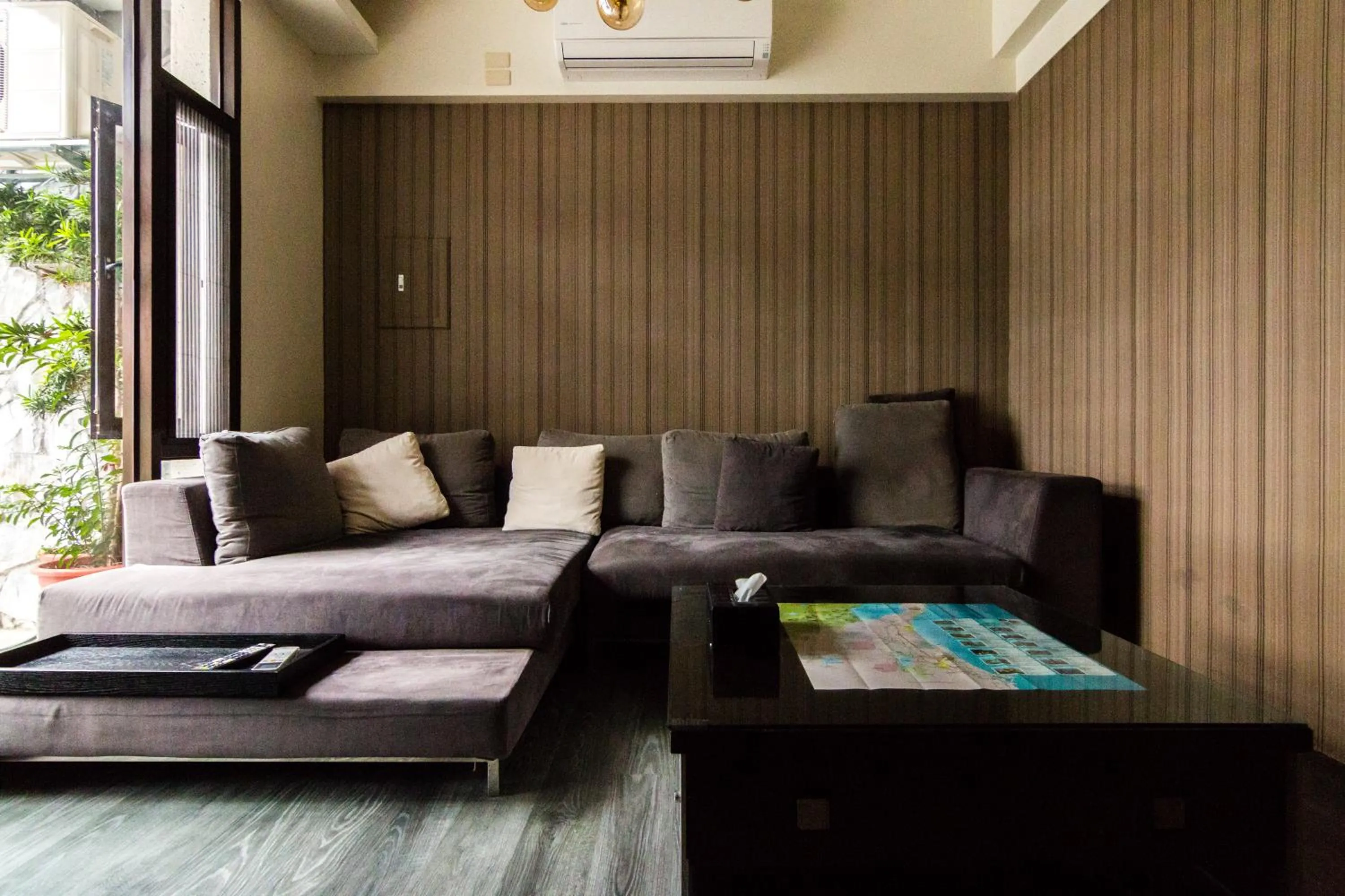 Communal lounge/ TV room in BoBo's Homestay