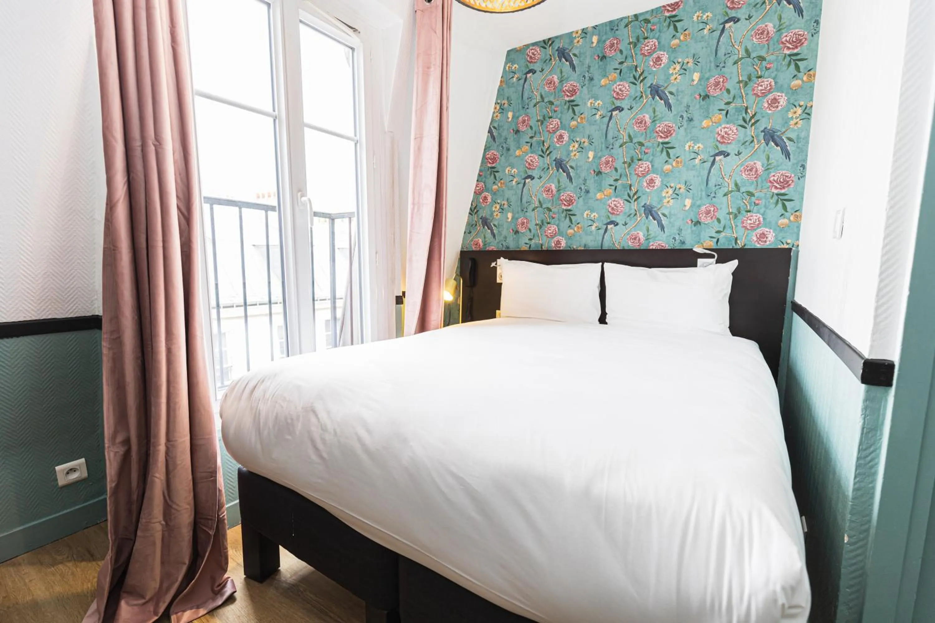 Photo of the whole room, Bed in Vintage Paris Gare du Nord