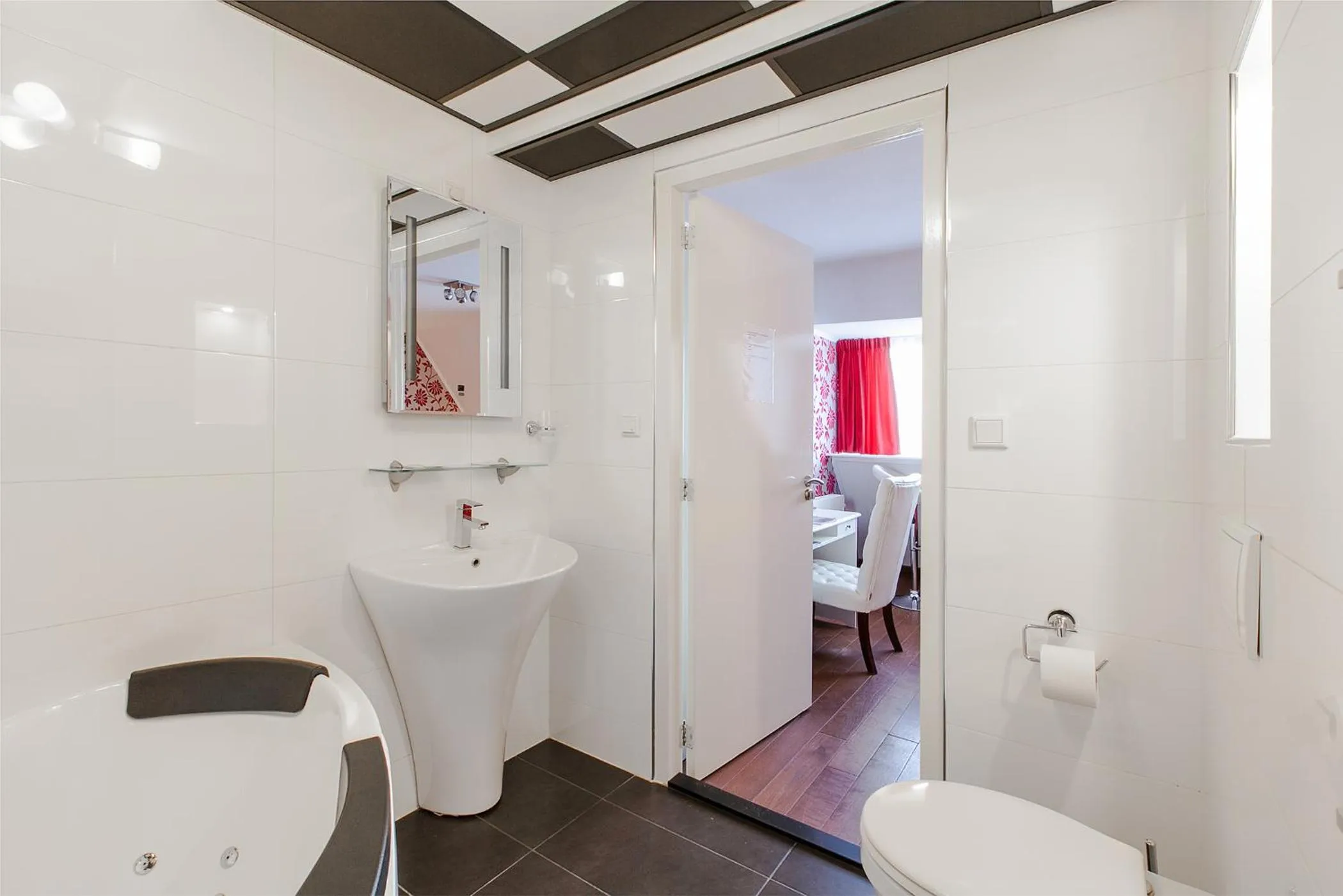 Bathroom, Bed in Alex Rooms