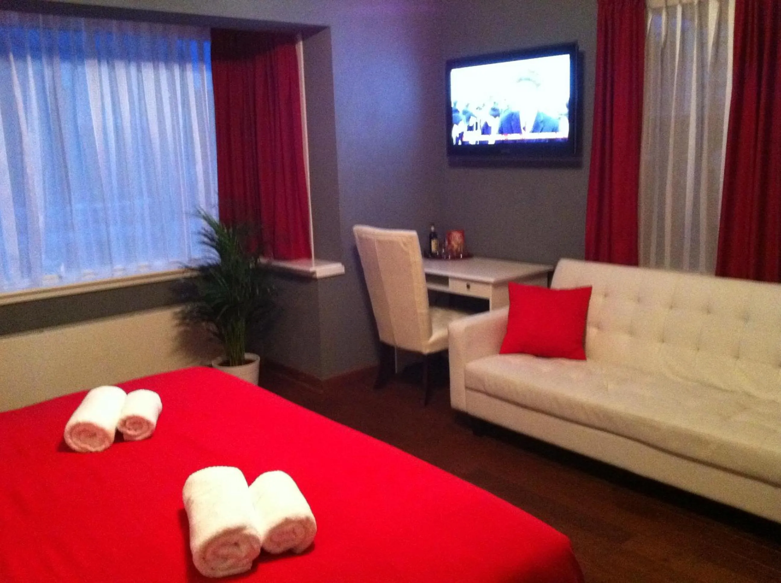 Photo of the whole room, Bed in Alex Rooms