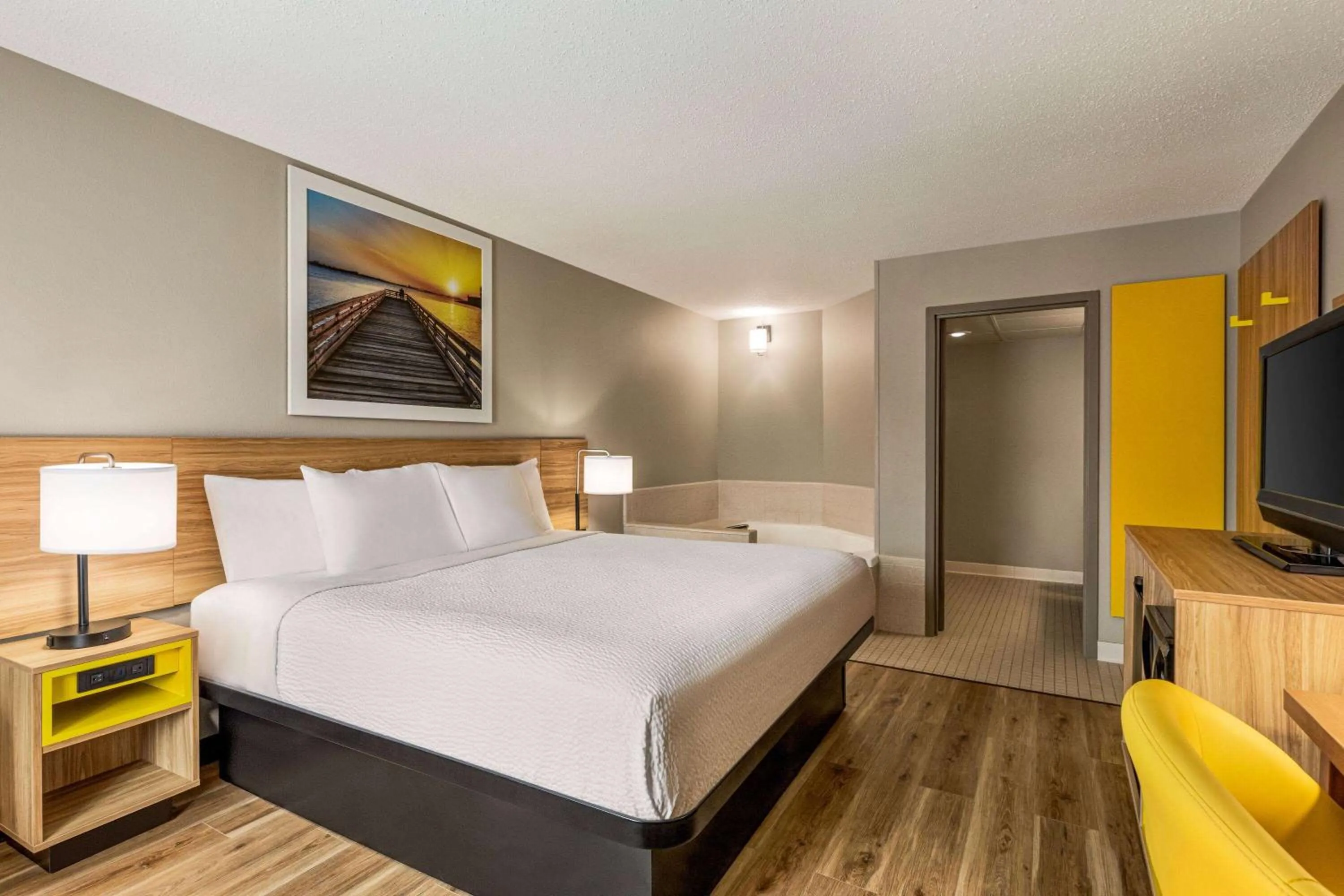 Photo of the whole room, Bed in Days Inn by Wyndham Kuttawa/Eddyville
