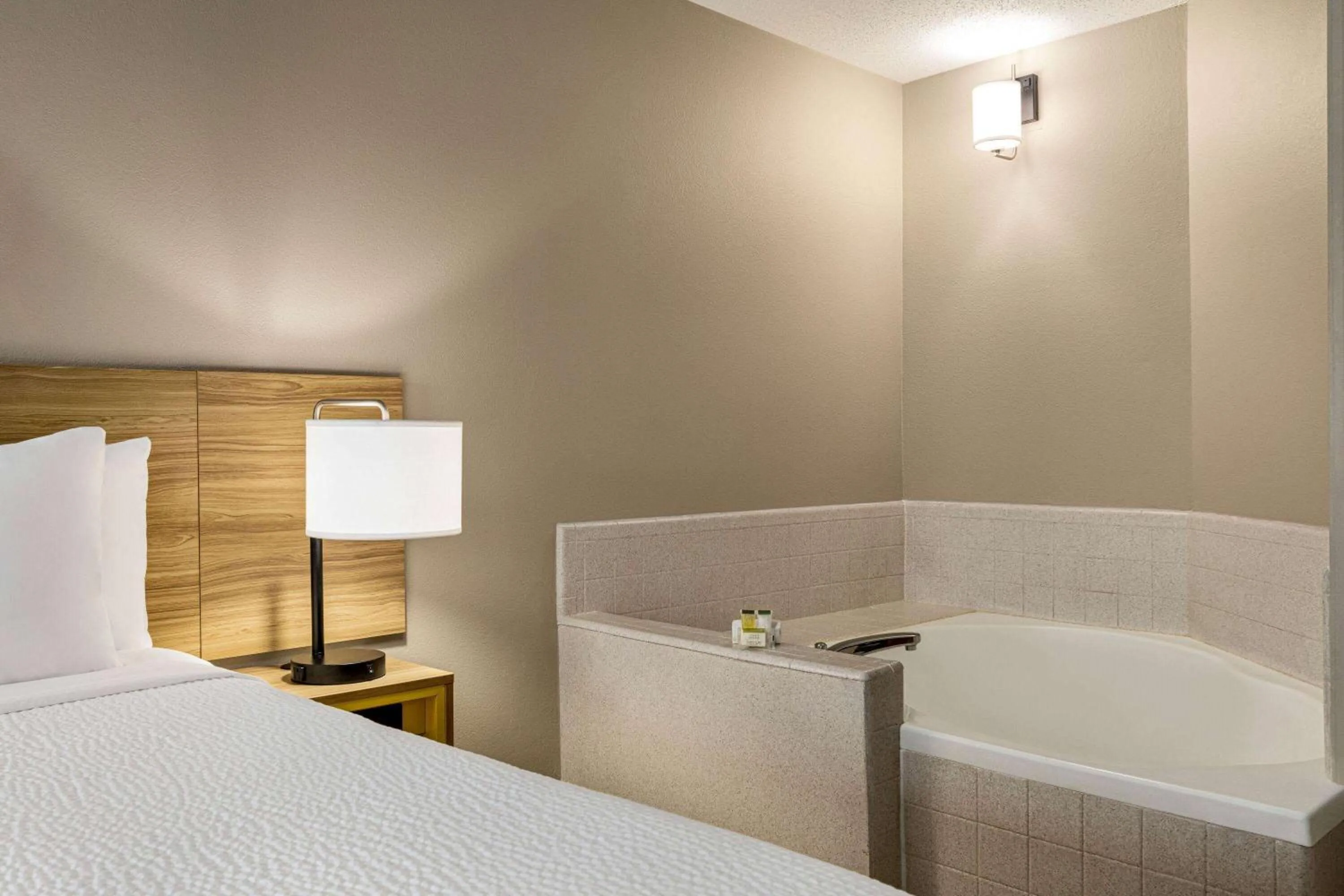 Photo of the whole room, Bed in Hotel Barkley