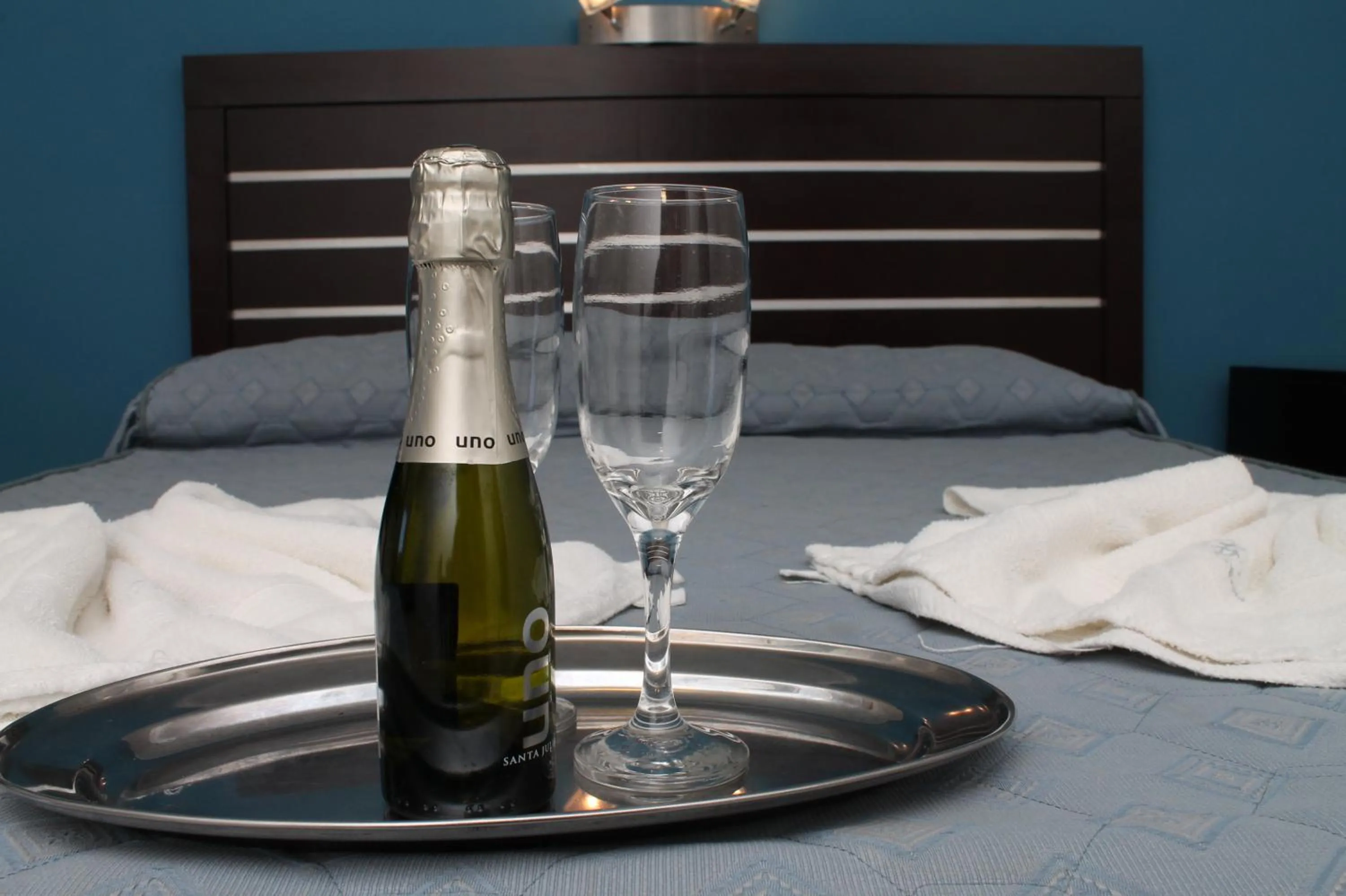 Alcoholic drinks, Bed in Brisas del Lago Apart y Hotel