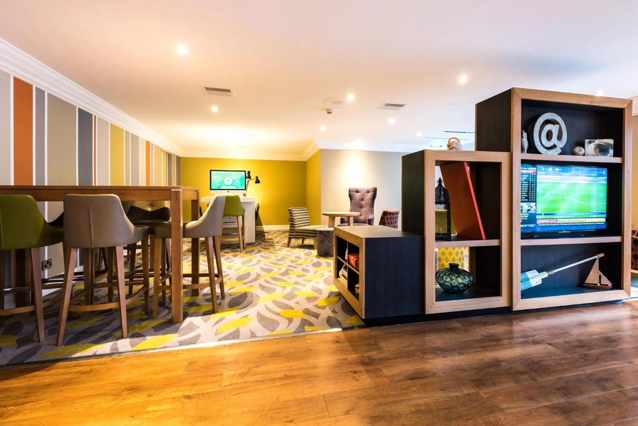 Lounge or bar in Holiday Inn Chester South by IHG