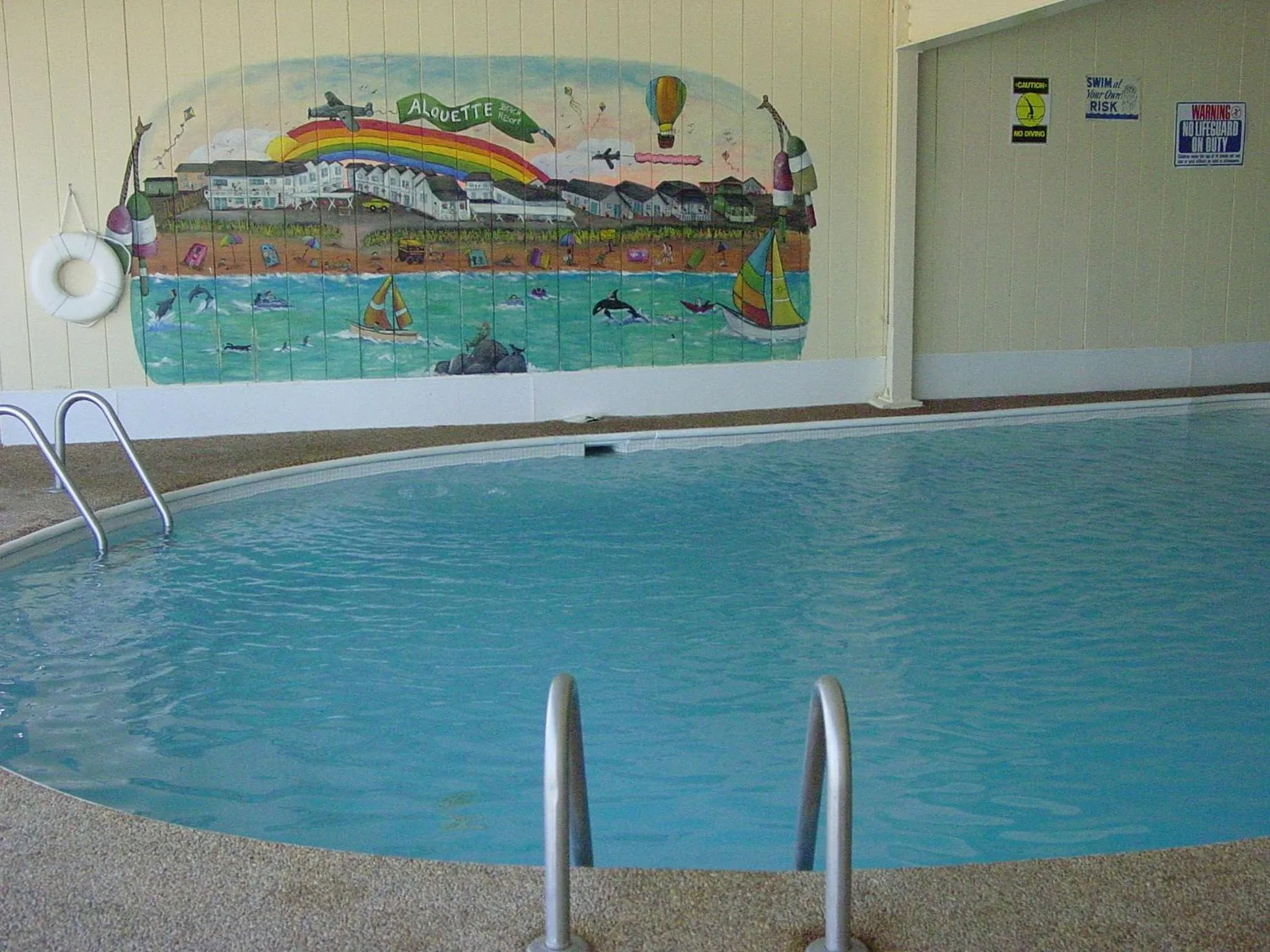 Swimming pool in Alouette Sunrise Suites