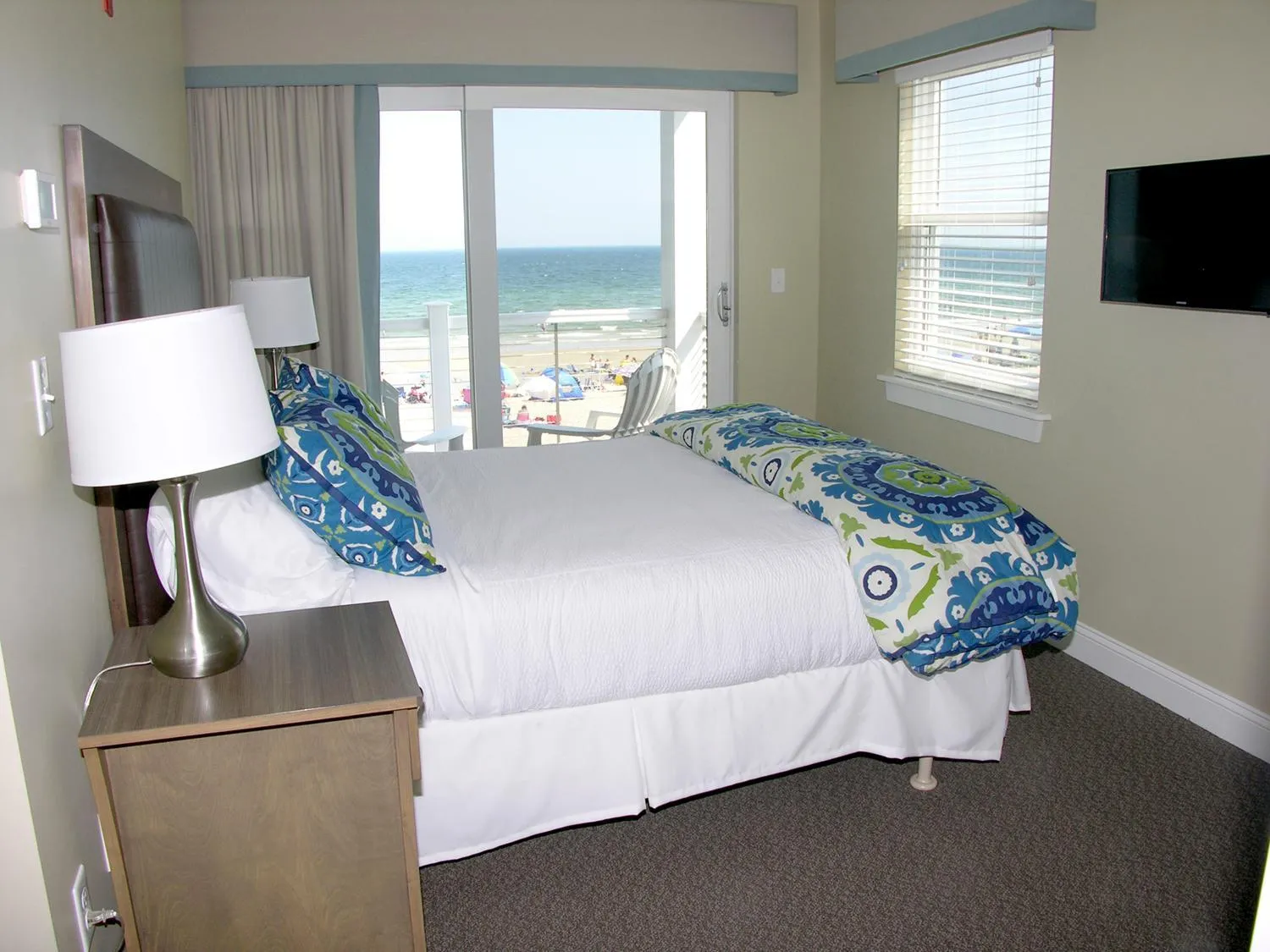 Day, Bed in Alouette Sunrise Suites