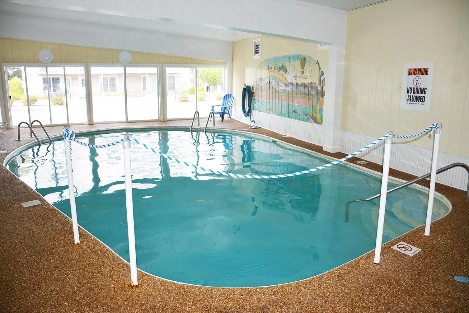Swimming pool in Alouette Sunrise Suites