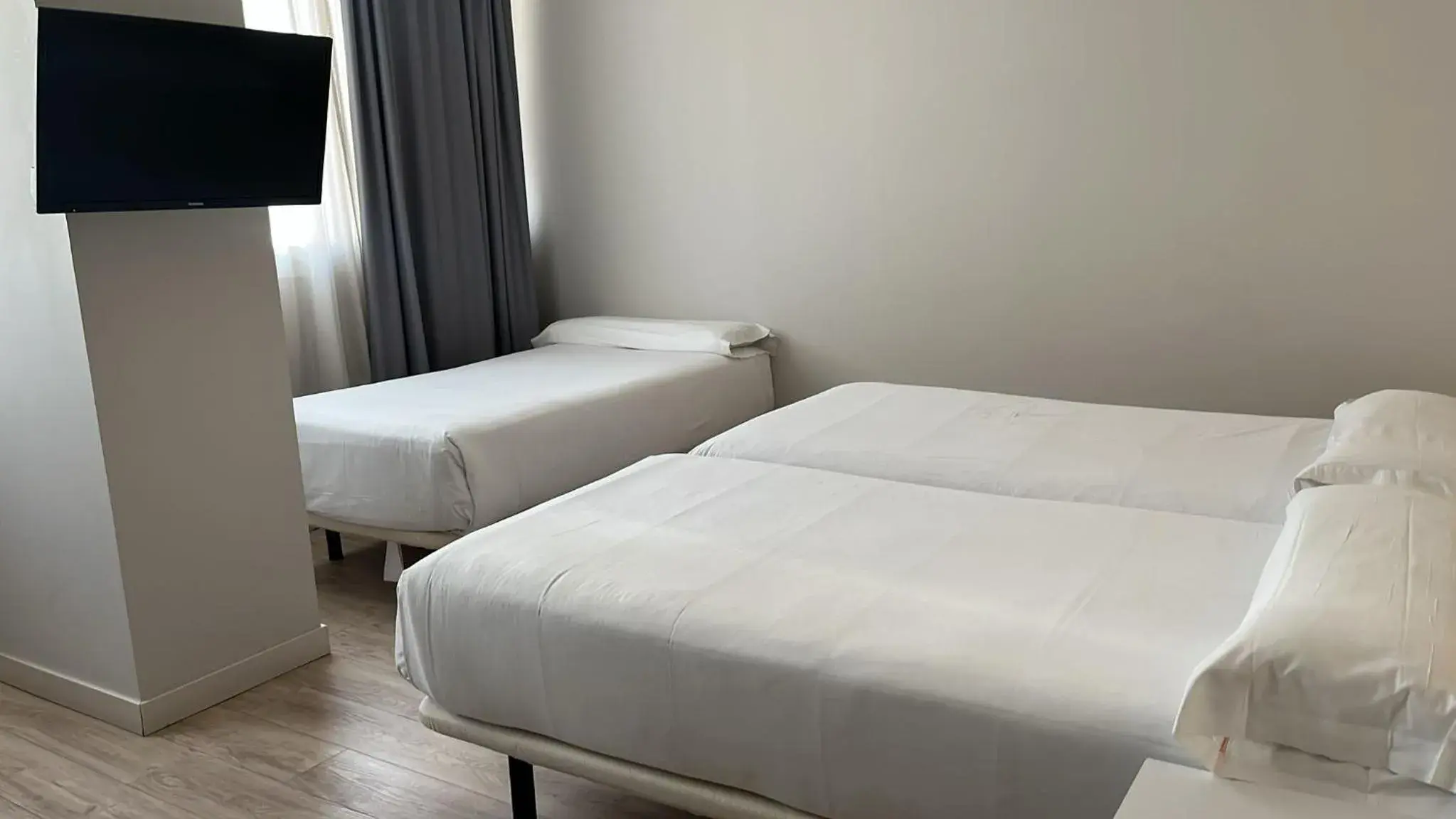 Twin Room with Extra Bed in Eibarooms Twin Room with Extra Bed in Eibarooms