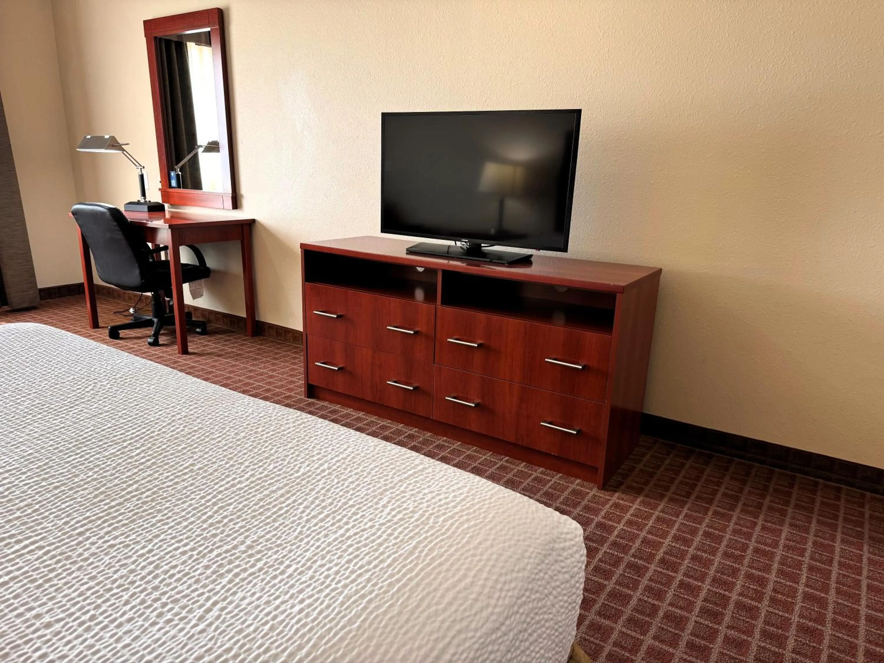 TV and multimedia, Bed in Ramada by Wyndham College Station