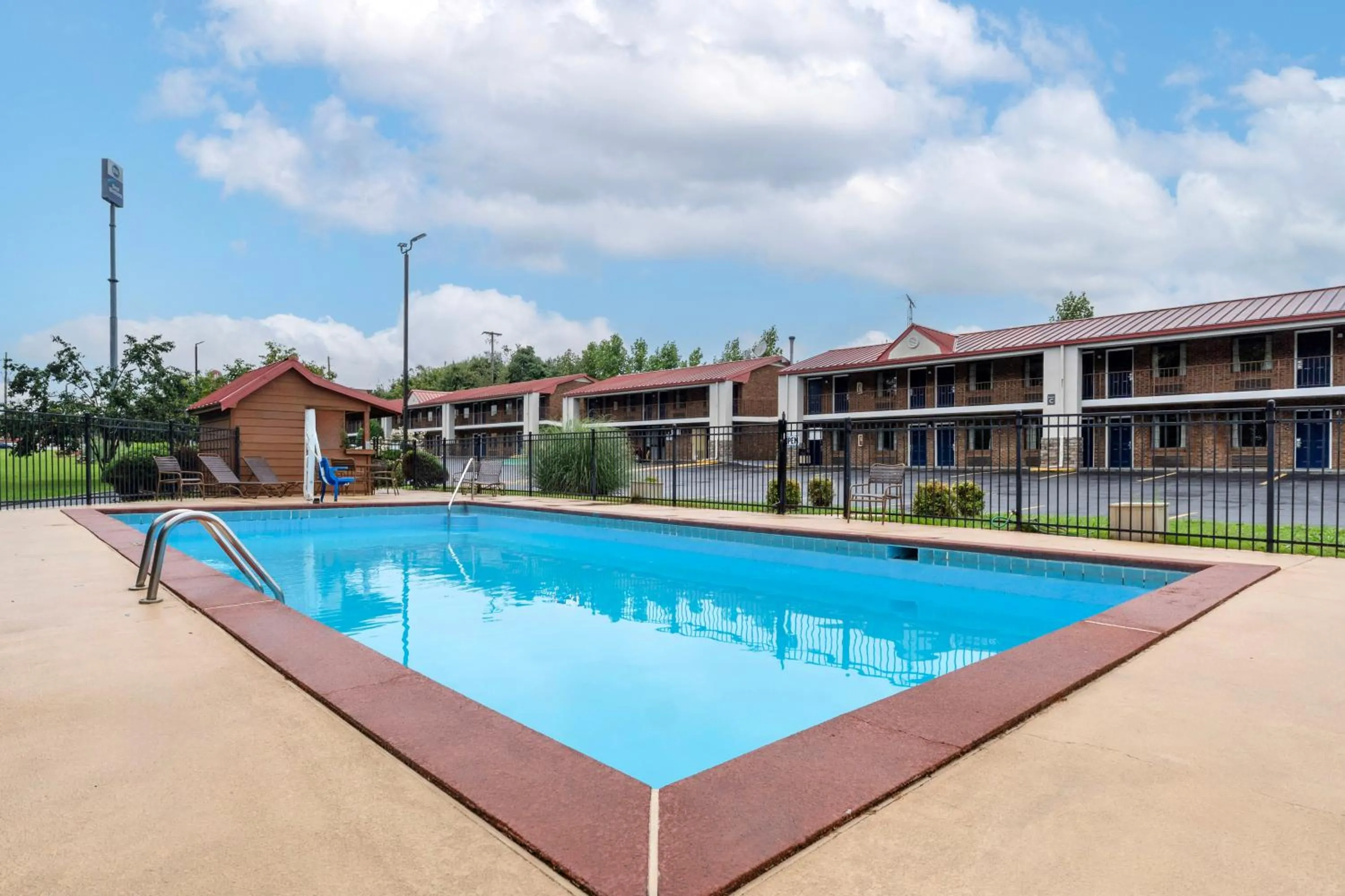 Swimming pool in Best Western Acworth Inn