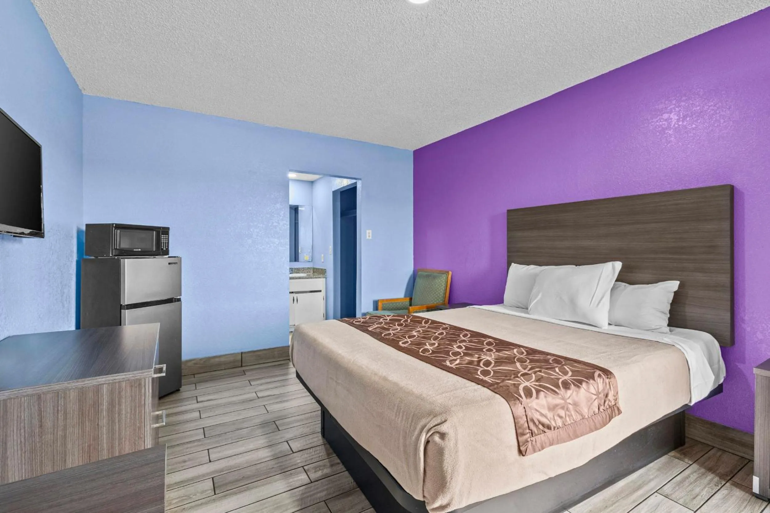 Bed in American Executive Inn Mesa