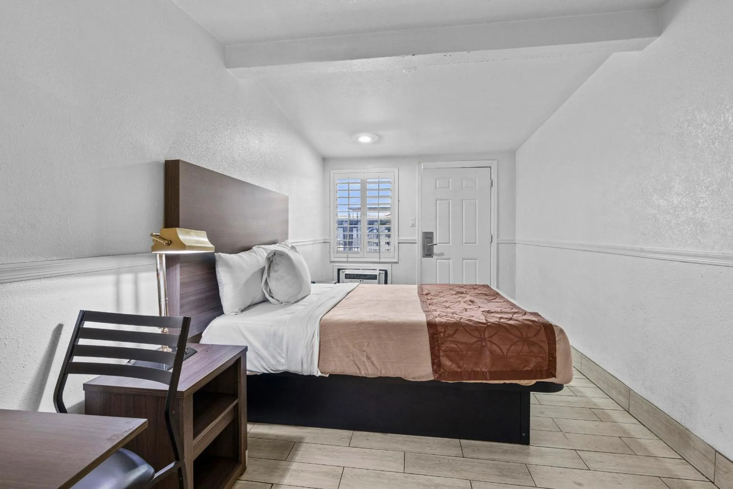 Bed in American Executive Inn Mesa