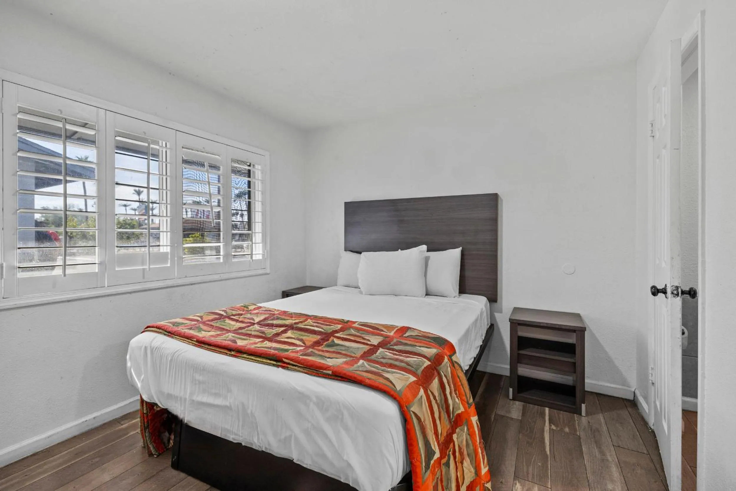 Bed in American Executive Inn Mesa