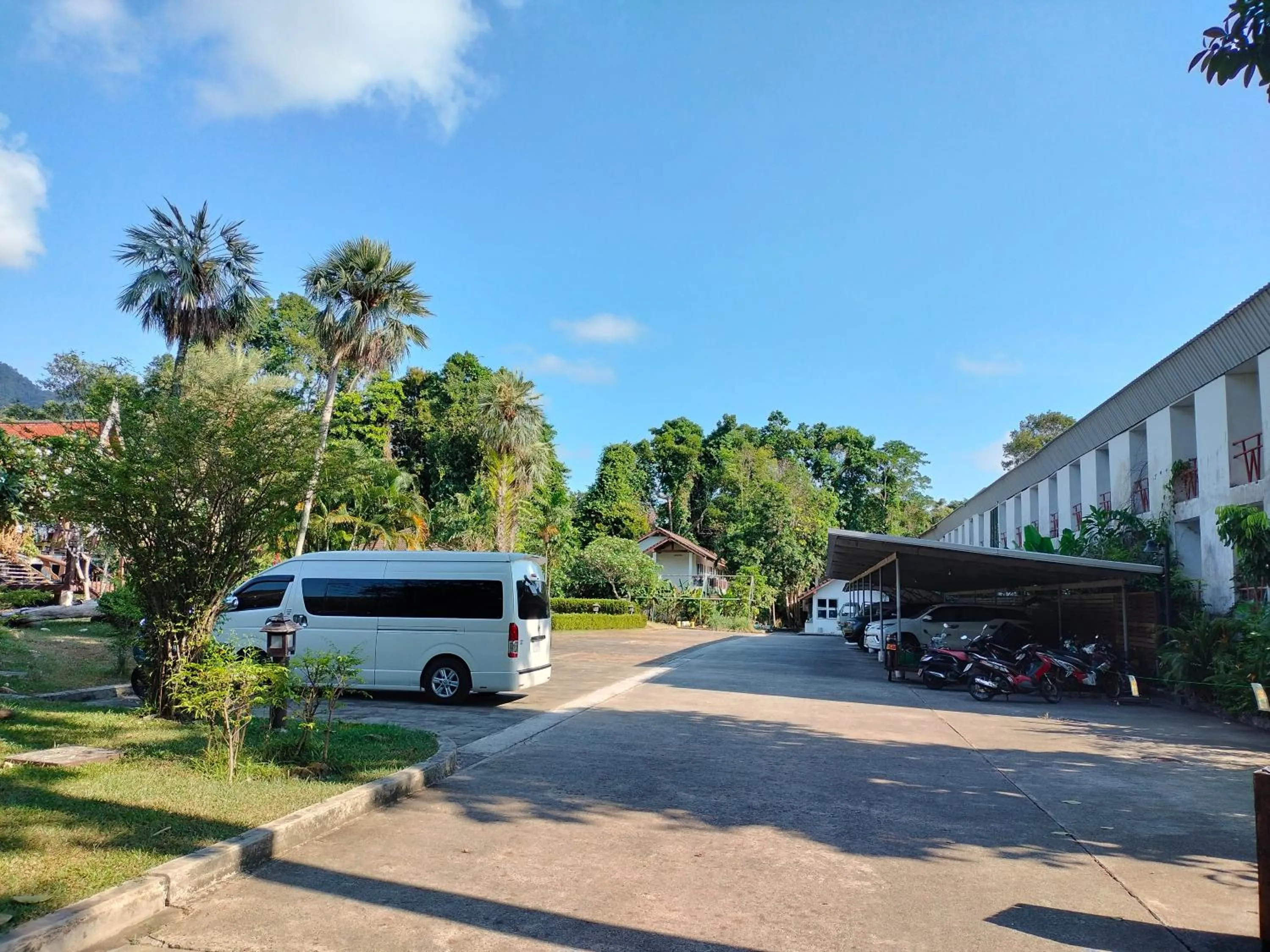 Parking in Chang Buri Resort & Koh Chang Hillside