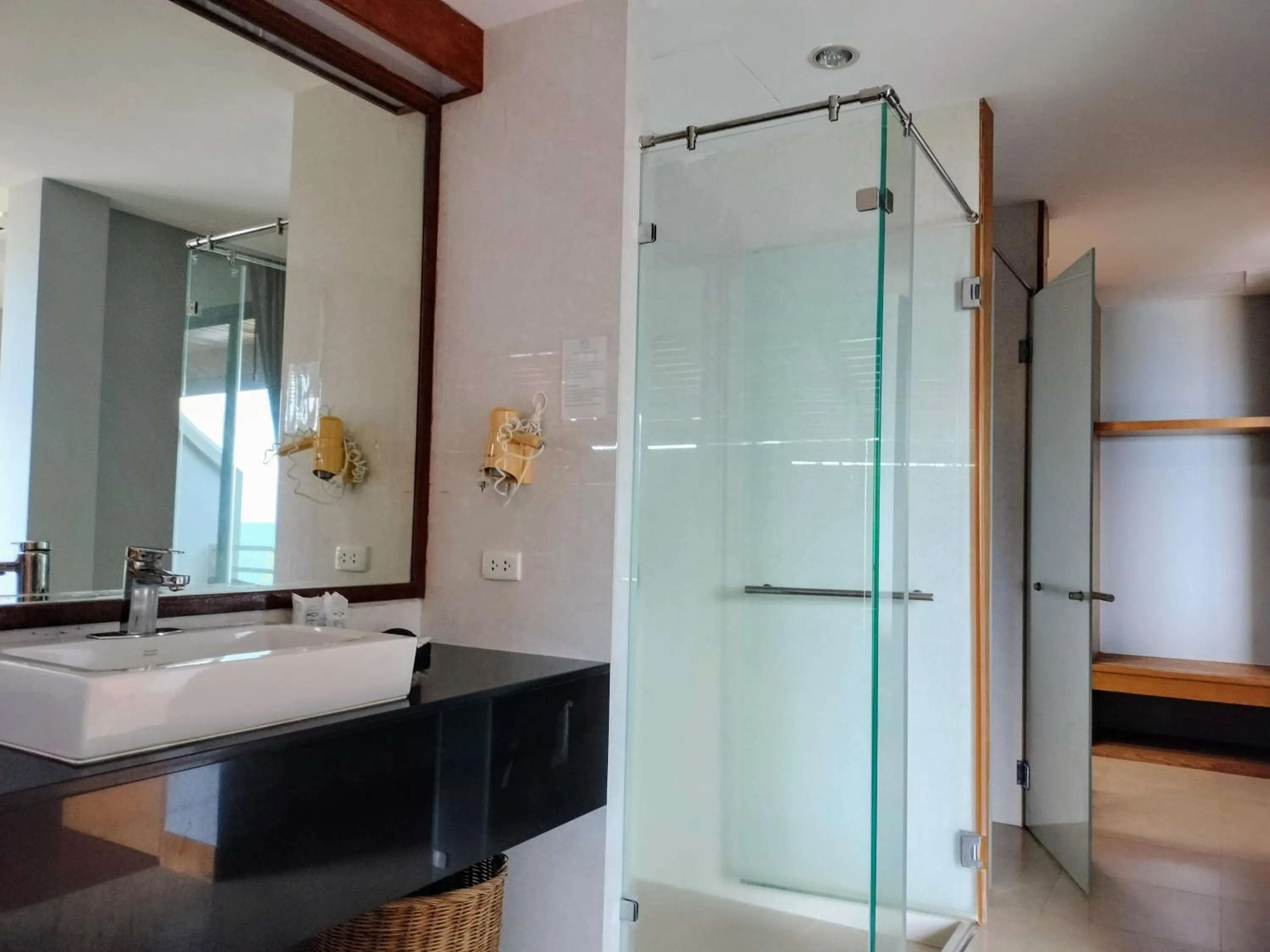 Shower in Chang Buri Resort & Koh Chang Hillside