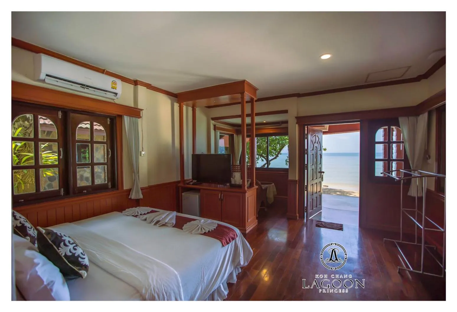 Photo of the whole room, Bed in Koh Chang Lagoon Princess