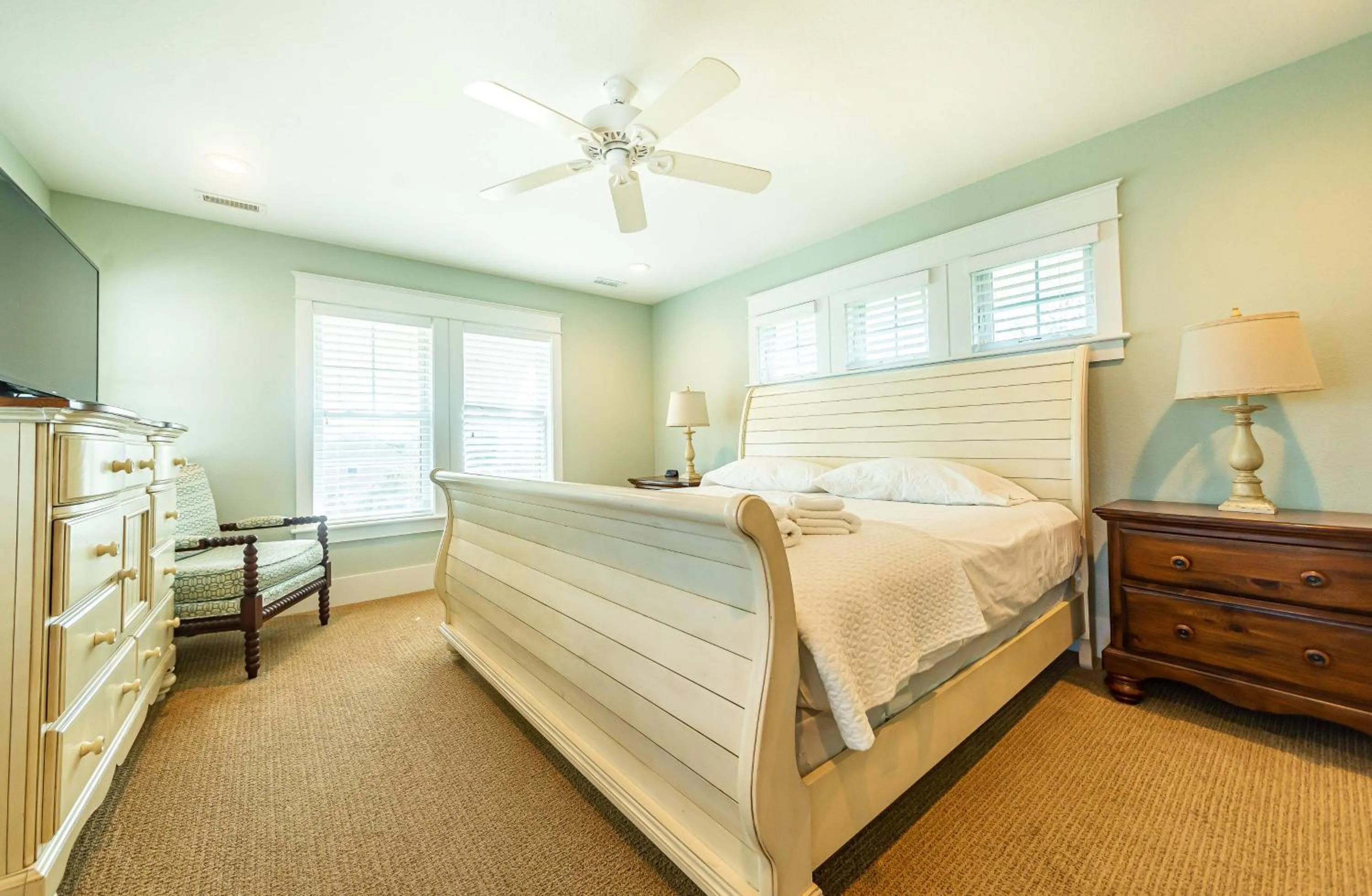 Bed in Sea Fever - Duck, Saltaire, 130 Yds to Beach, Ocean View, Pool, Hot Tub, Tiki Bar, Flex Stays