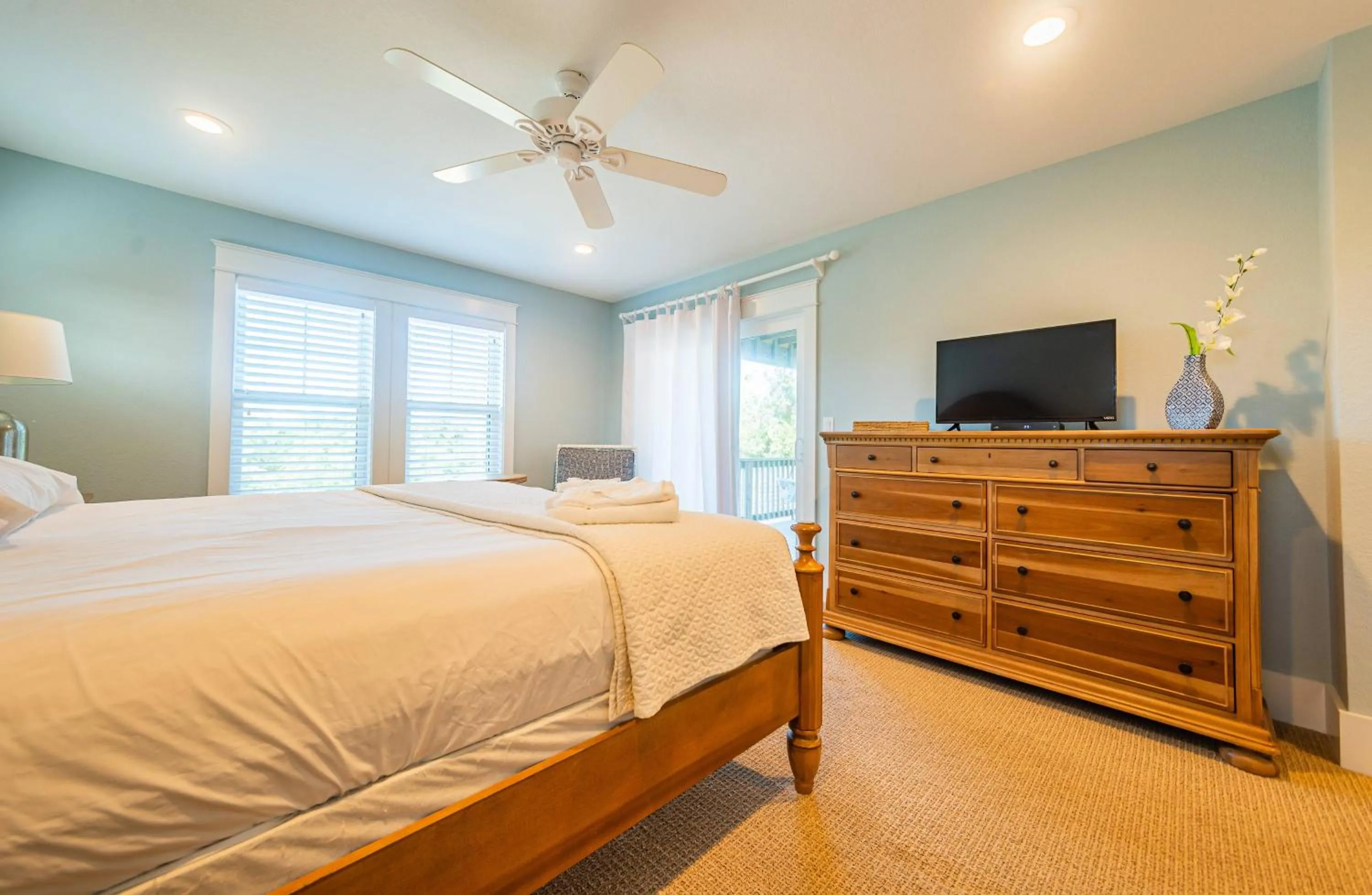 Bed in Sea Fever - Duck, Saltaire, 130 Yds to Beach, Ocean View, Pool, Hot Tub, Tiki Bar, Flex Stays