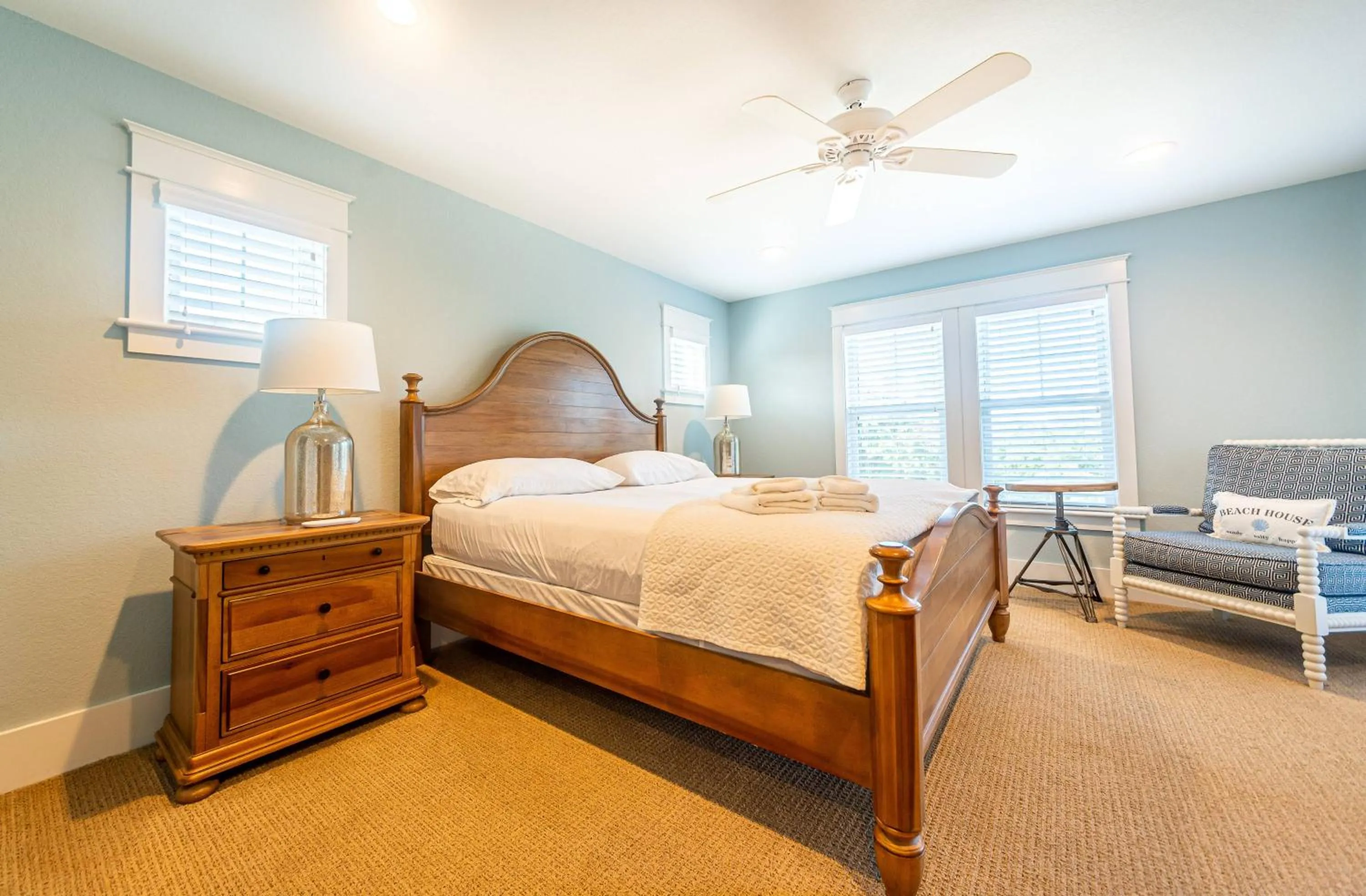 Bed in Sea Fever - Duck, Saltaire, 130 Yds to Beach, Ocean View, Pool, Hot Tub, Tiki Bar, Flex Stays