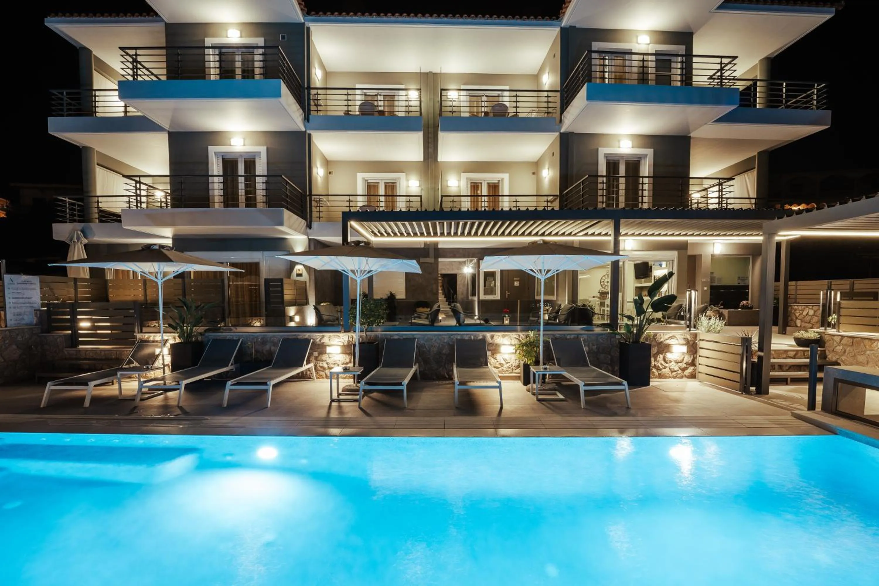 Swimming pool in Andrew's Luxury Residence