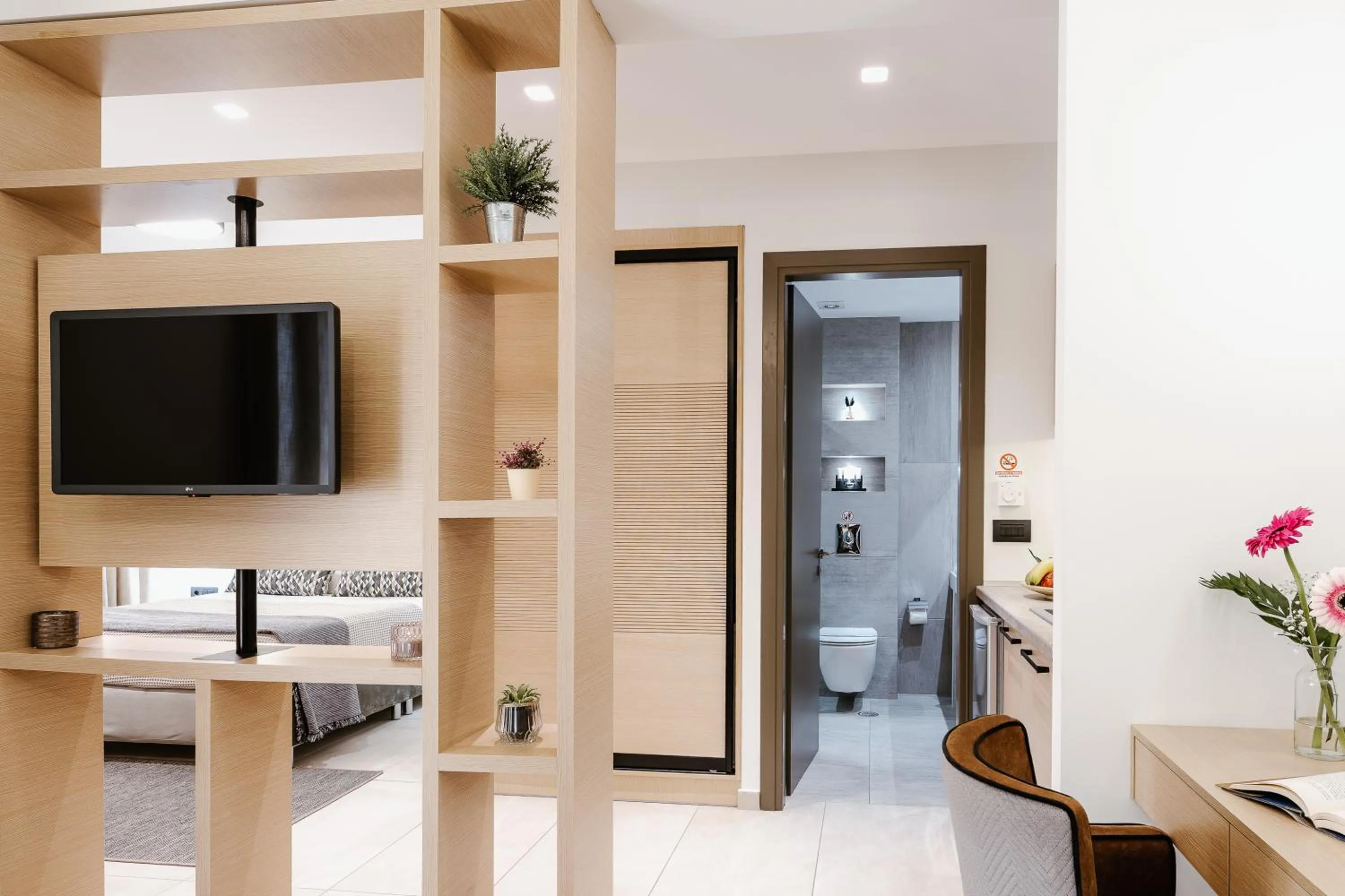 Seating area, Bed in Andrew's Luxury Residence