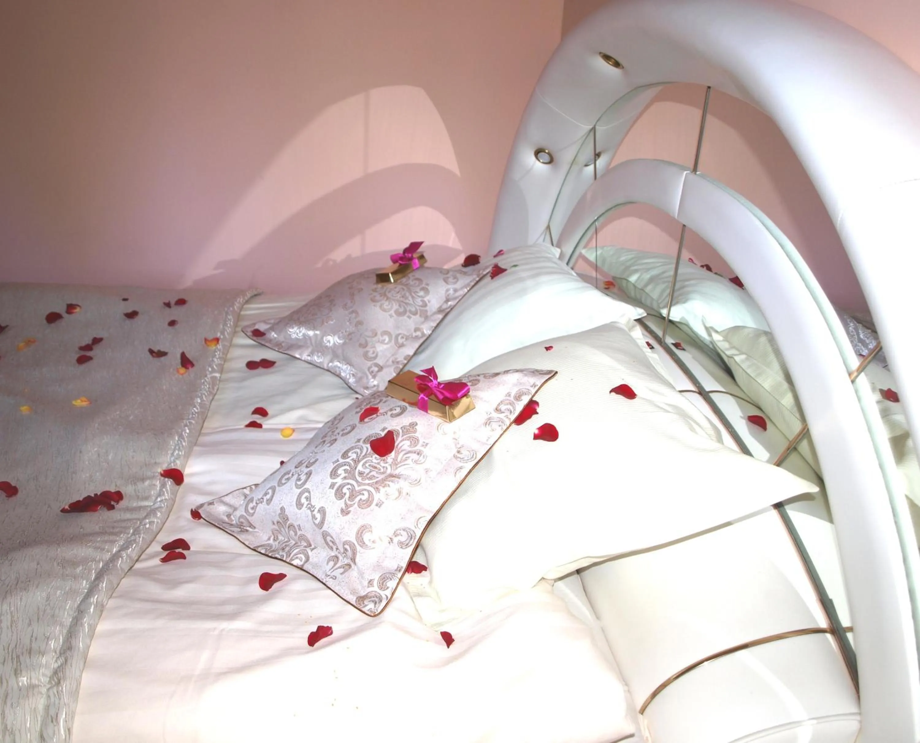 Decorative detail, Bed in Hotel Willa Park