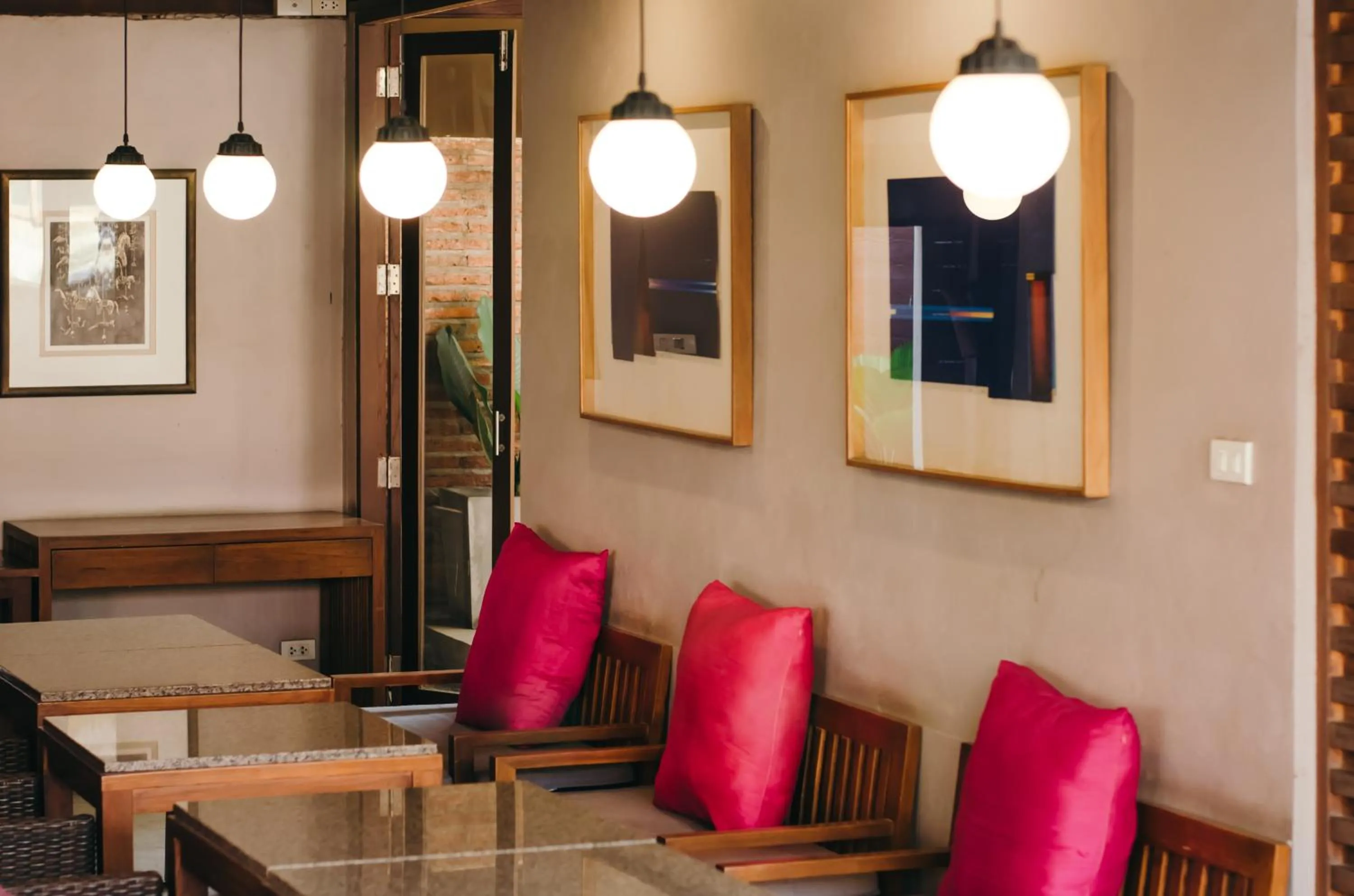 Restaurant/places to eat in Lilu Pai