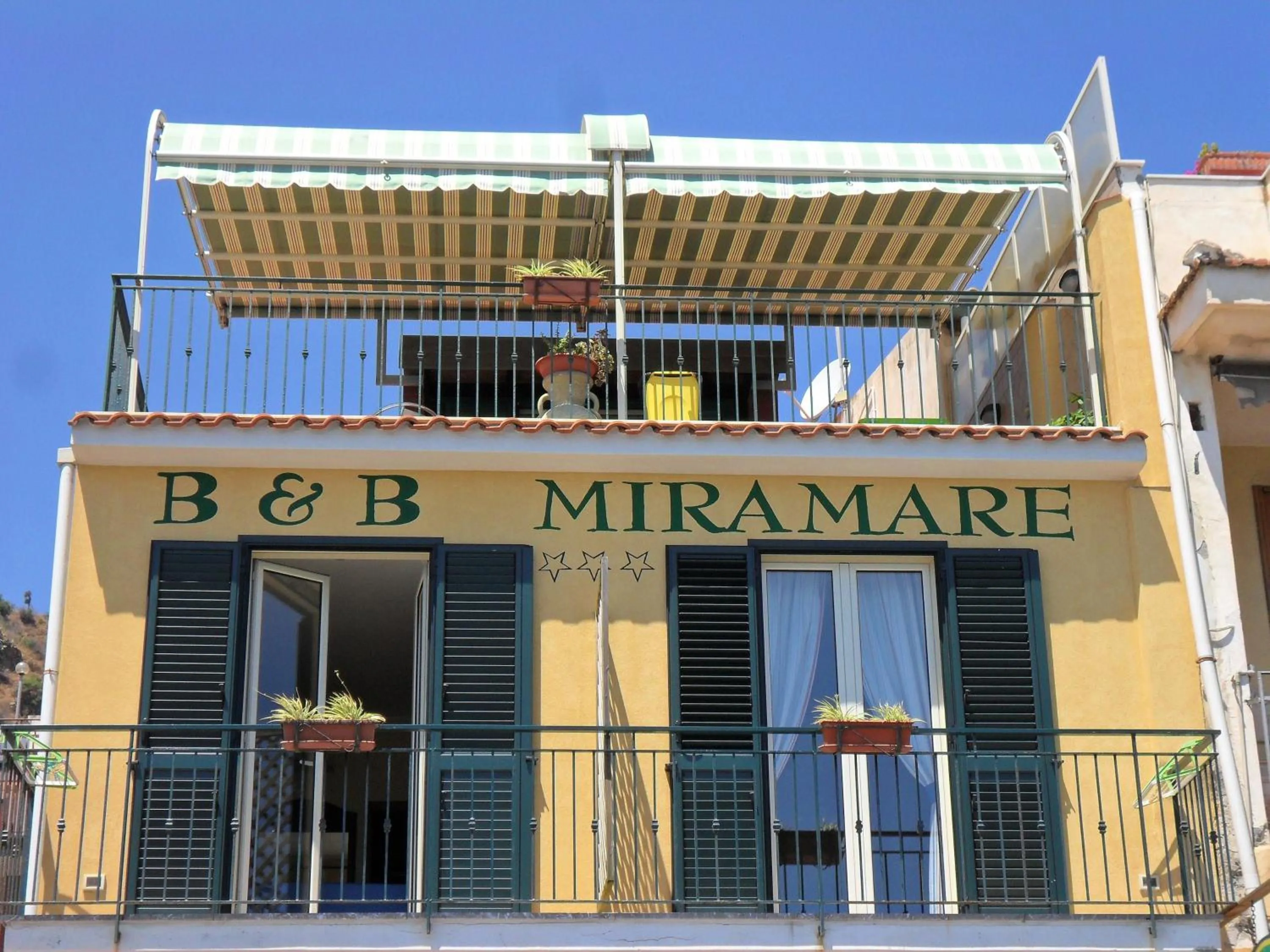 Facade/entrance in B&B Miramare