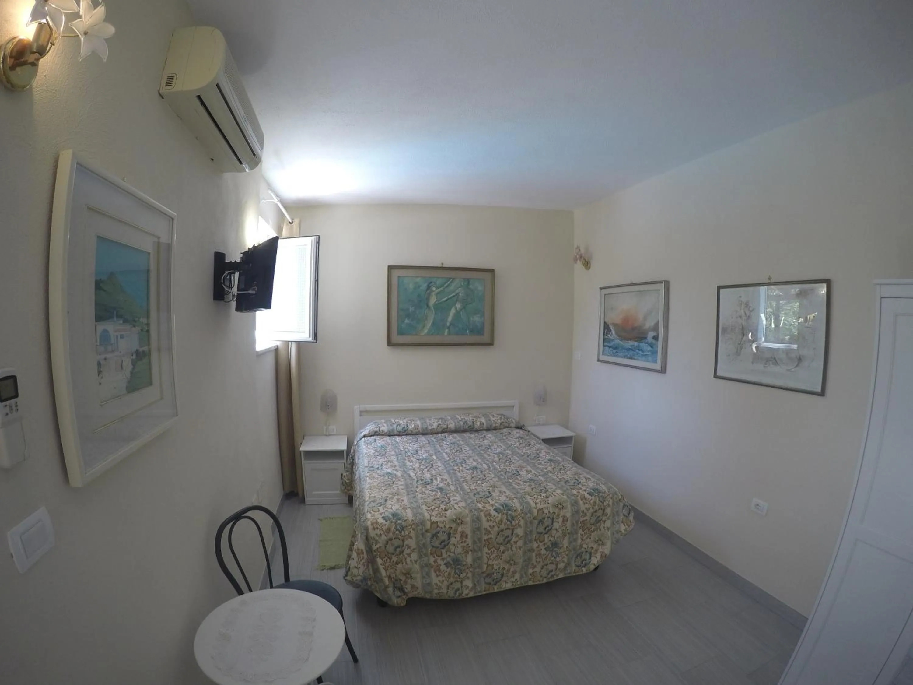 Photo of the whole room in hotel la rondinella