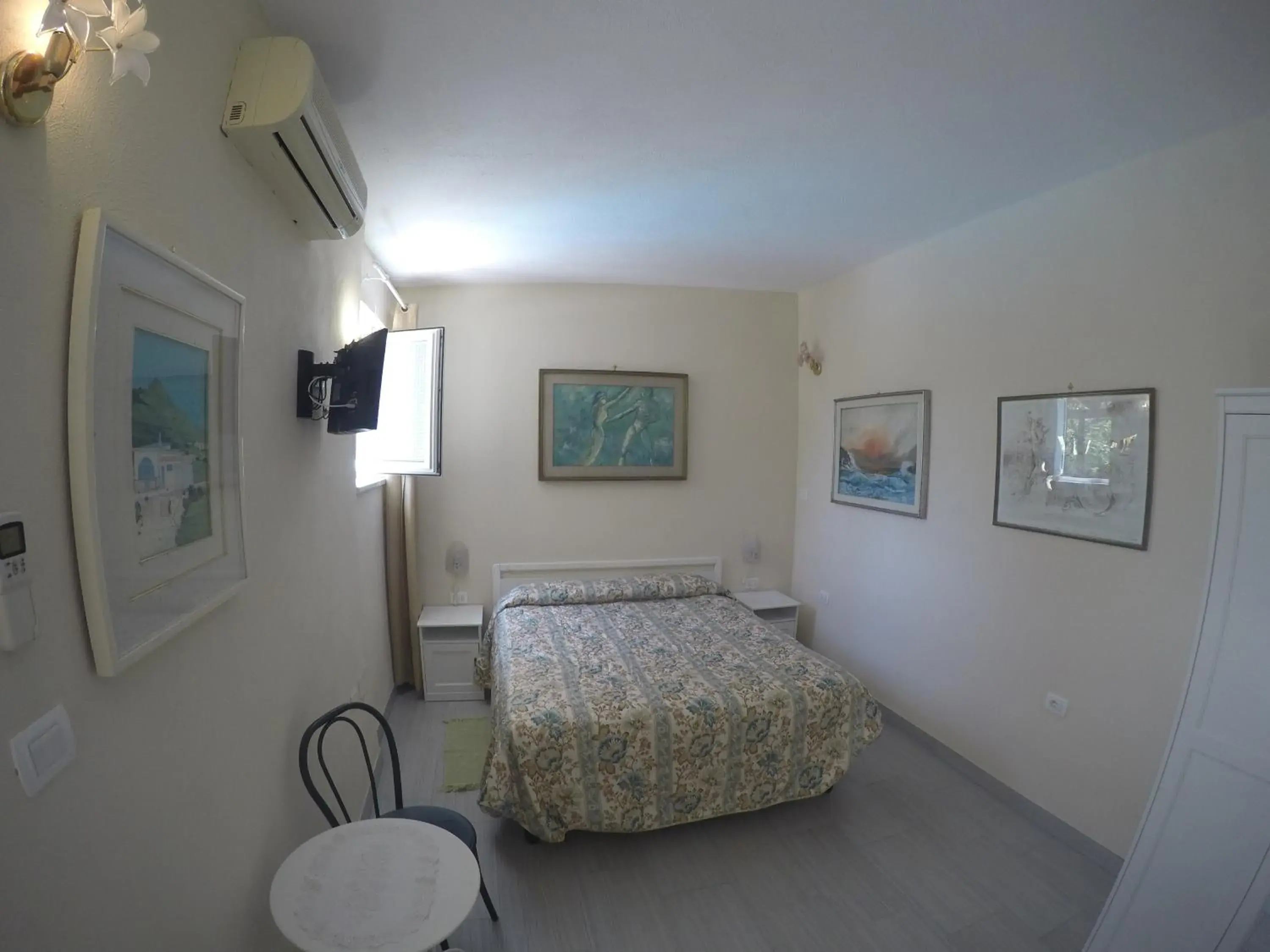 Large Double or Twin Room in hotel la rondinella Large Double or Twin Room in hotel la rondinella