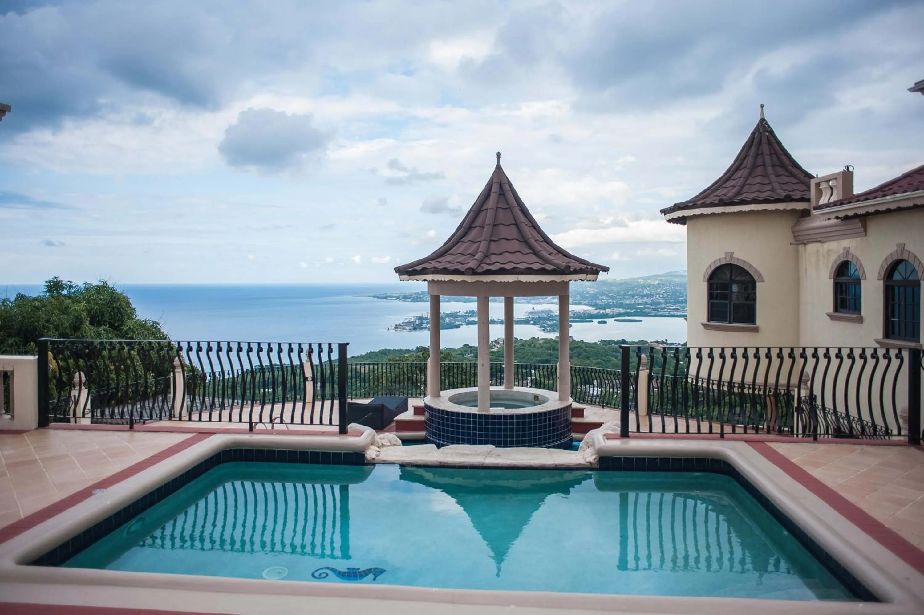 Swimming pool in Clarridge View Guesthouse