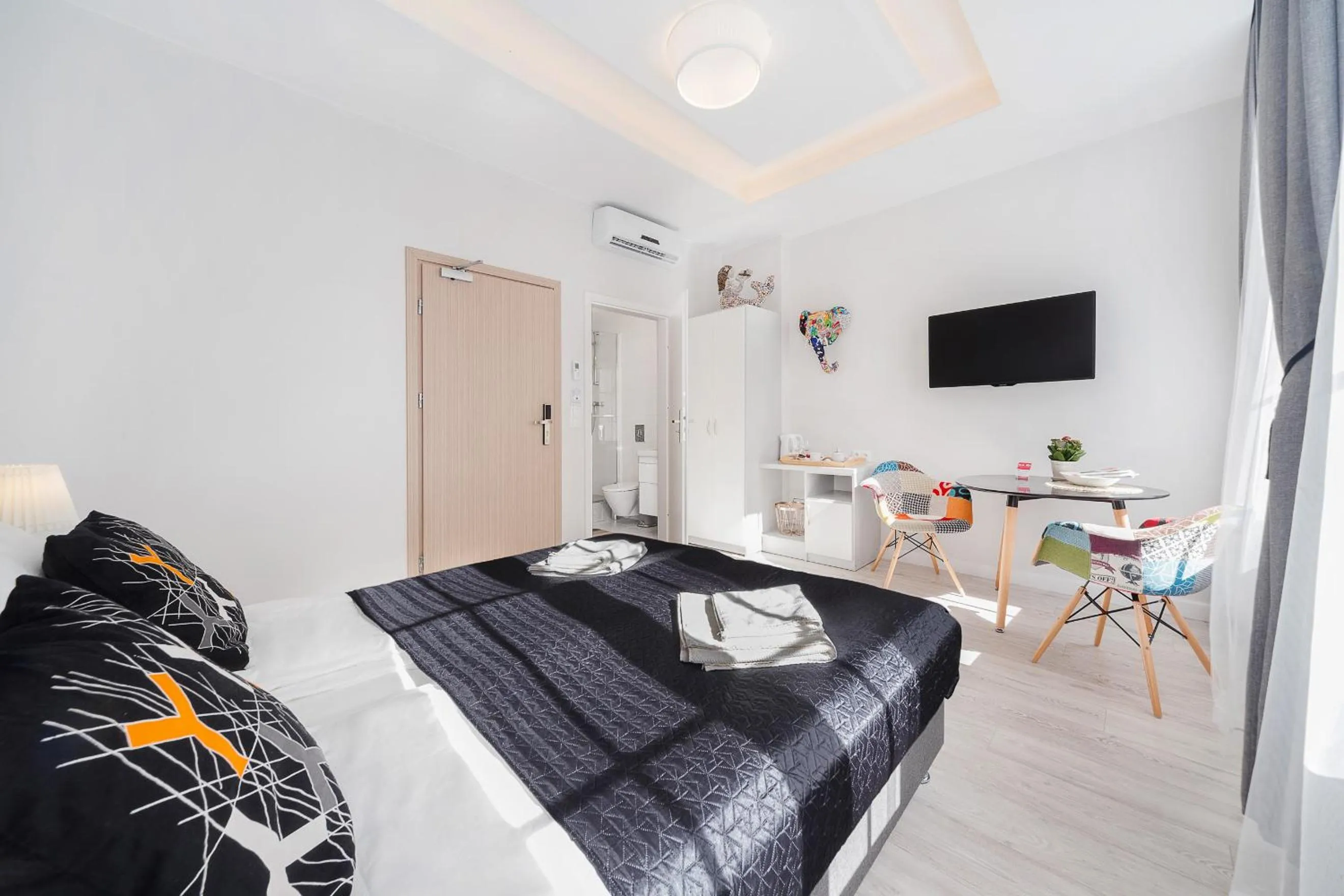 Bed in Six Suites, Old Town