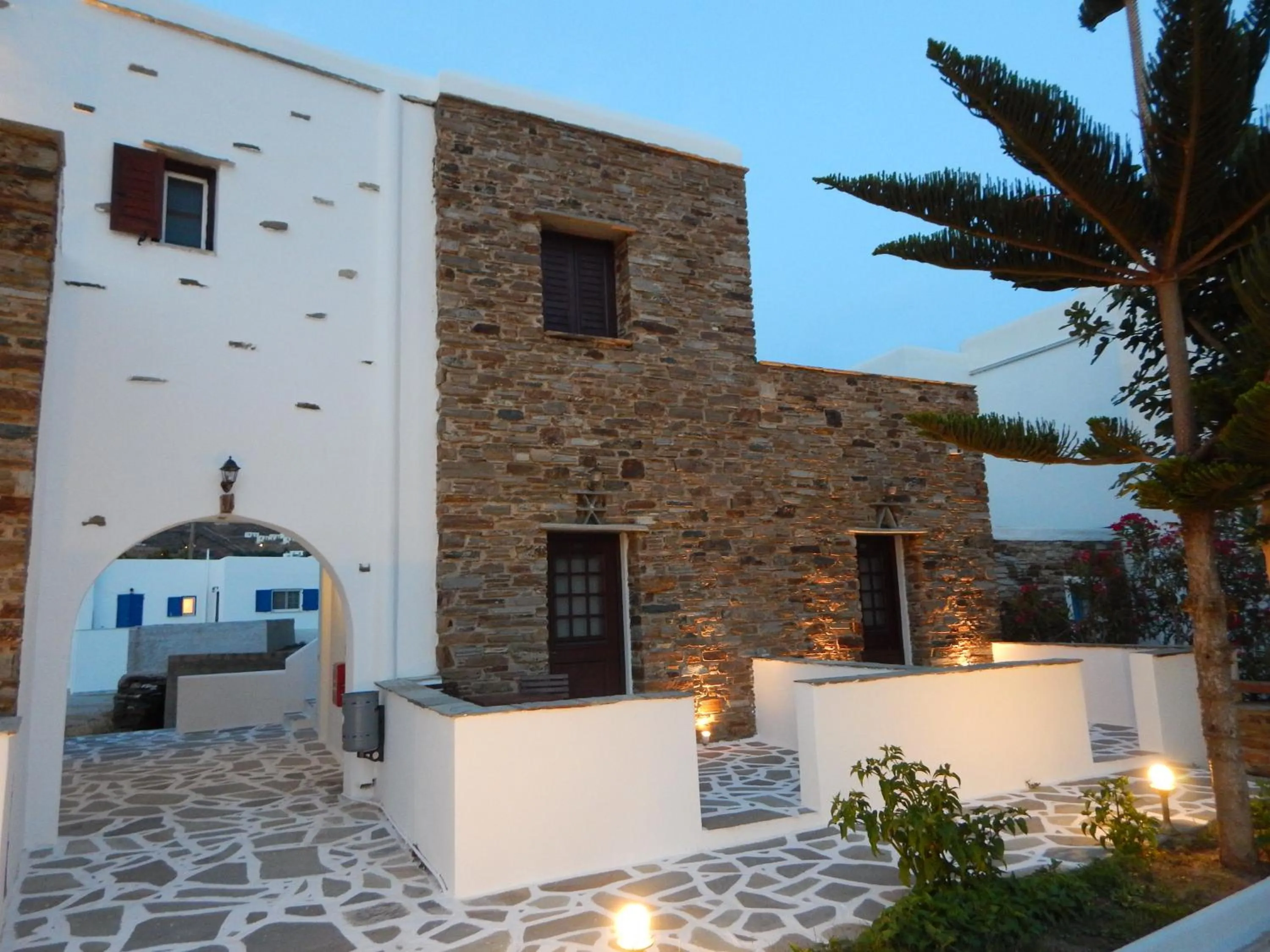 Tinos Suites & Apartments