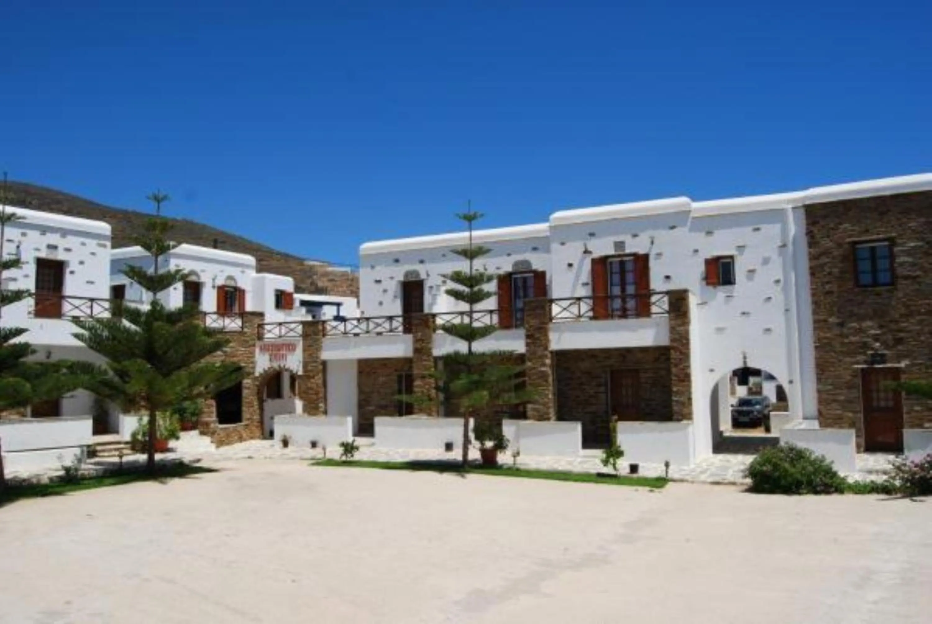 Tinos Suites & Apartments