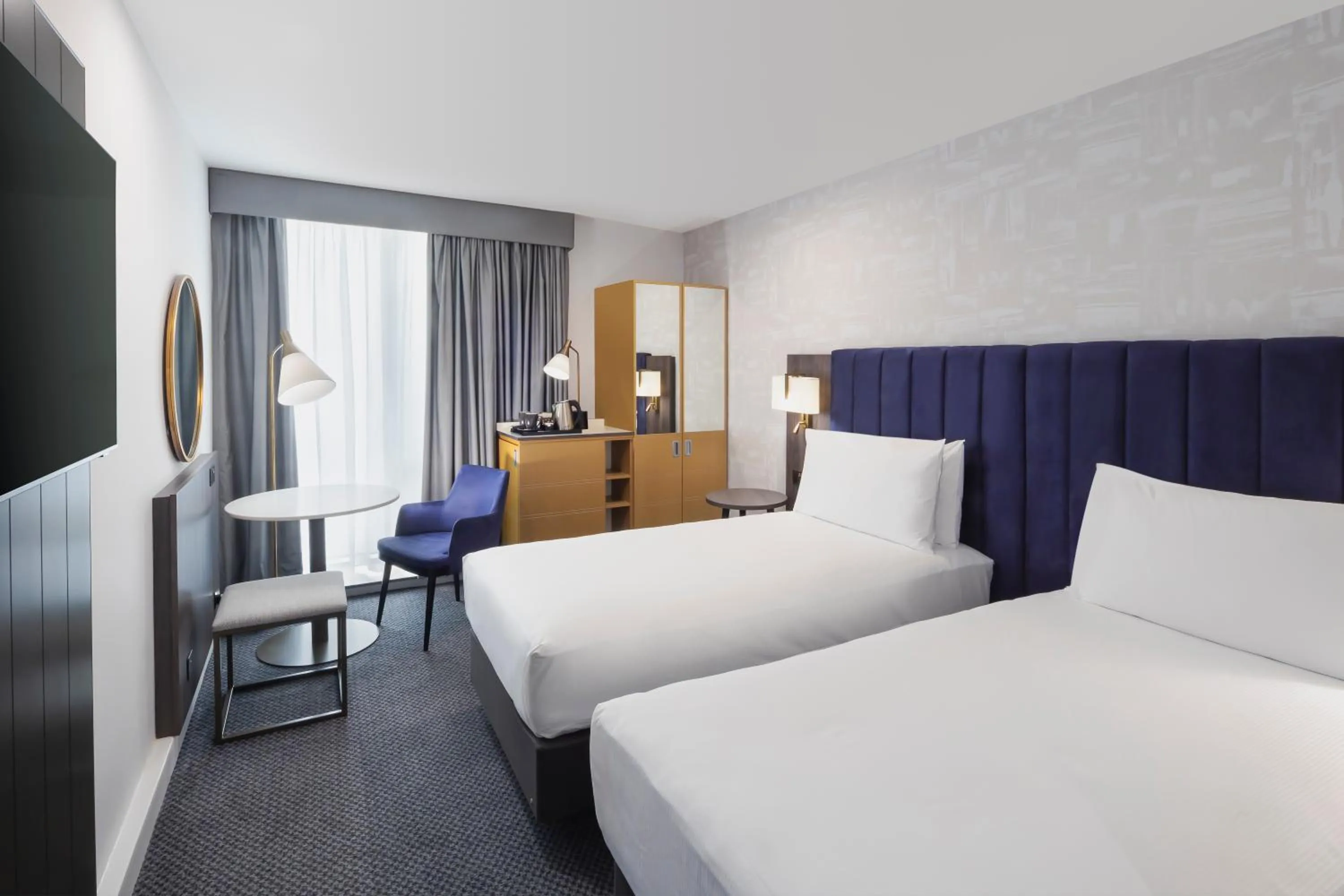 Photo of the whole room, Bed in DoubleTree by Hilton Manchester Piccadilly