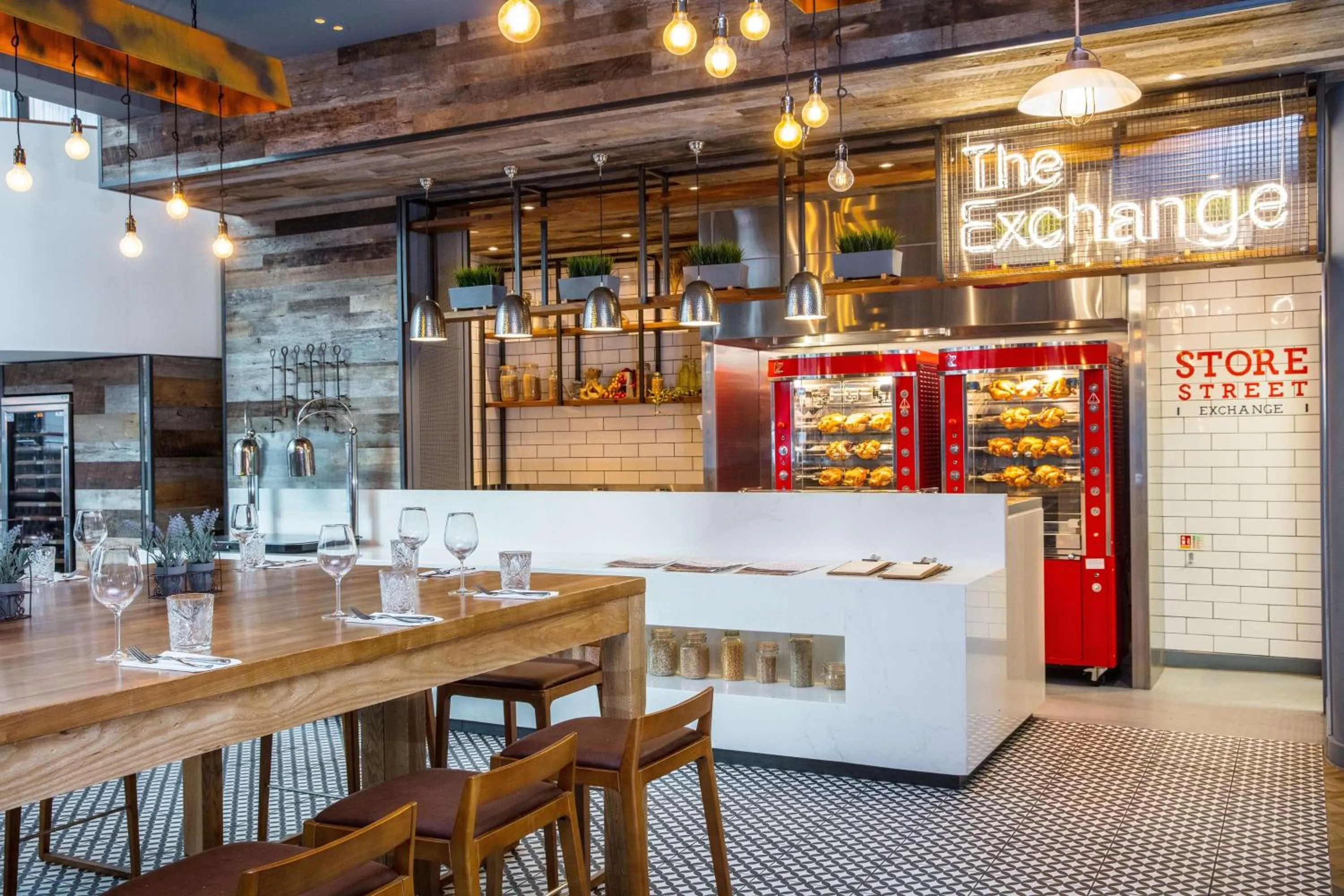 Dining area in DoubleTree by Hilton Manchester Piccadilly