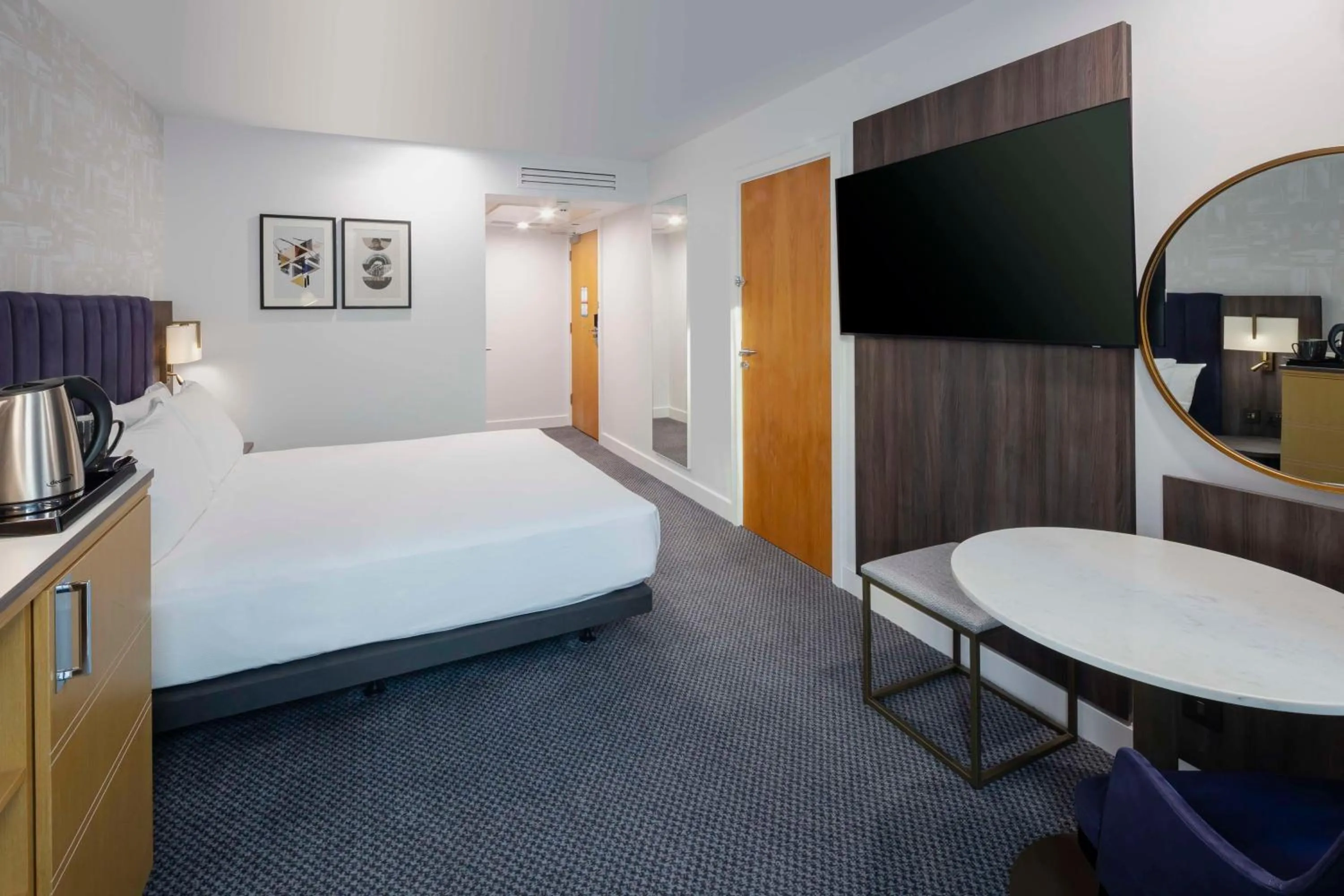 TV and multimedia, Bed in DoubleTree by Hilton Manchester Piccadilly