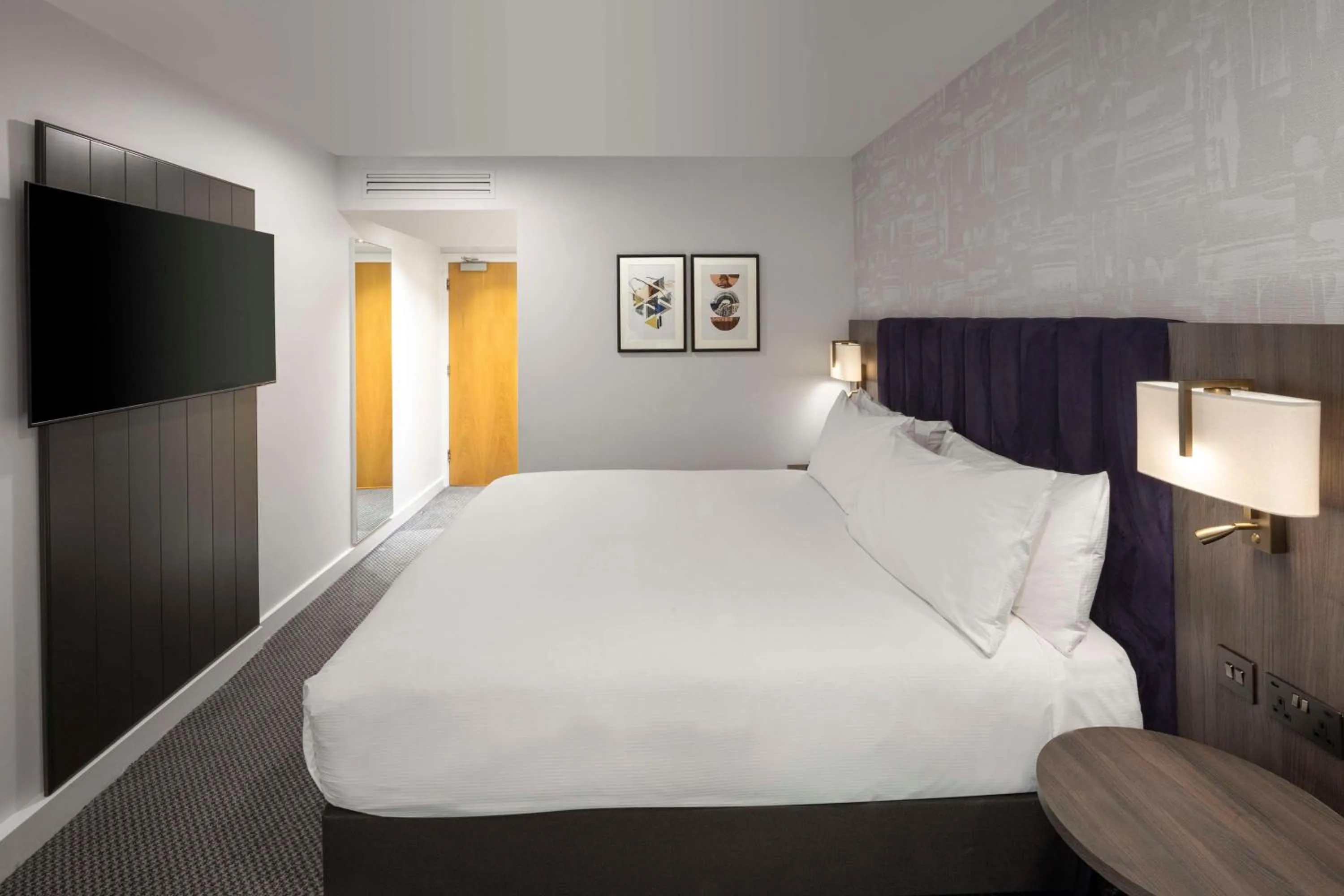 Bed in DoubleTree by Hilton Manchester Piccadilly