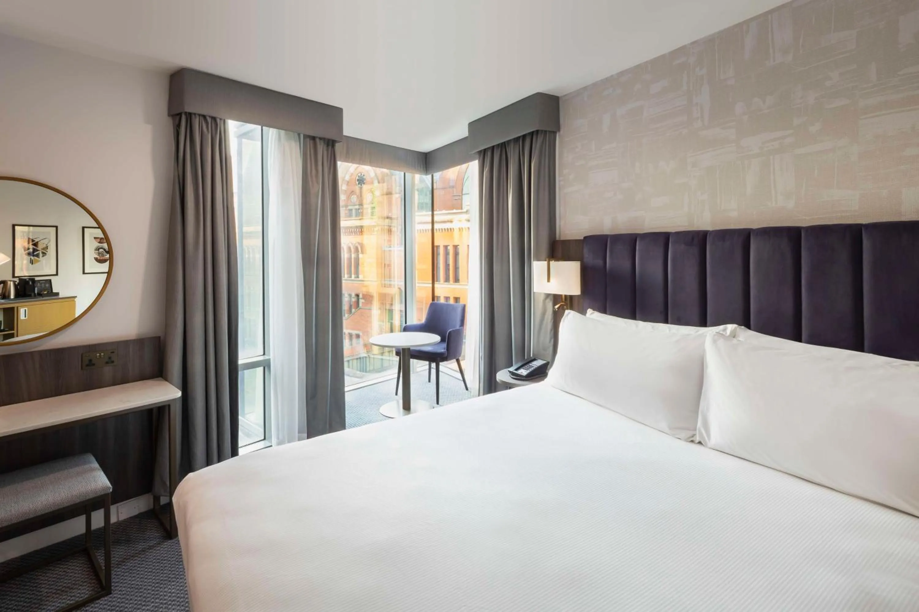 Photo of the whole room, Bed in DoubleTree by Hilton Manchester Piccadilly