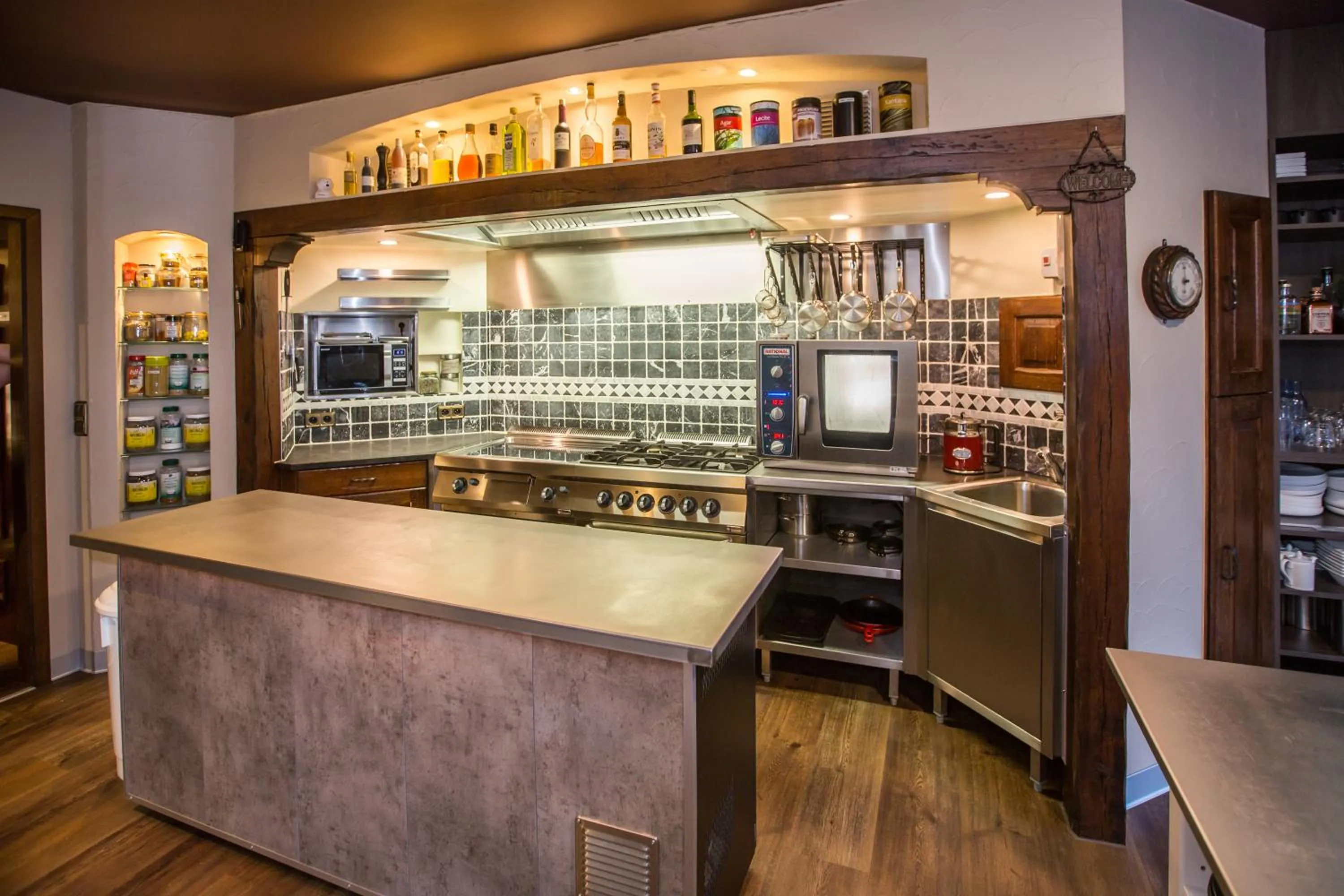 Restaurant/places to eat in Villa Hotel