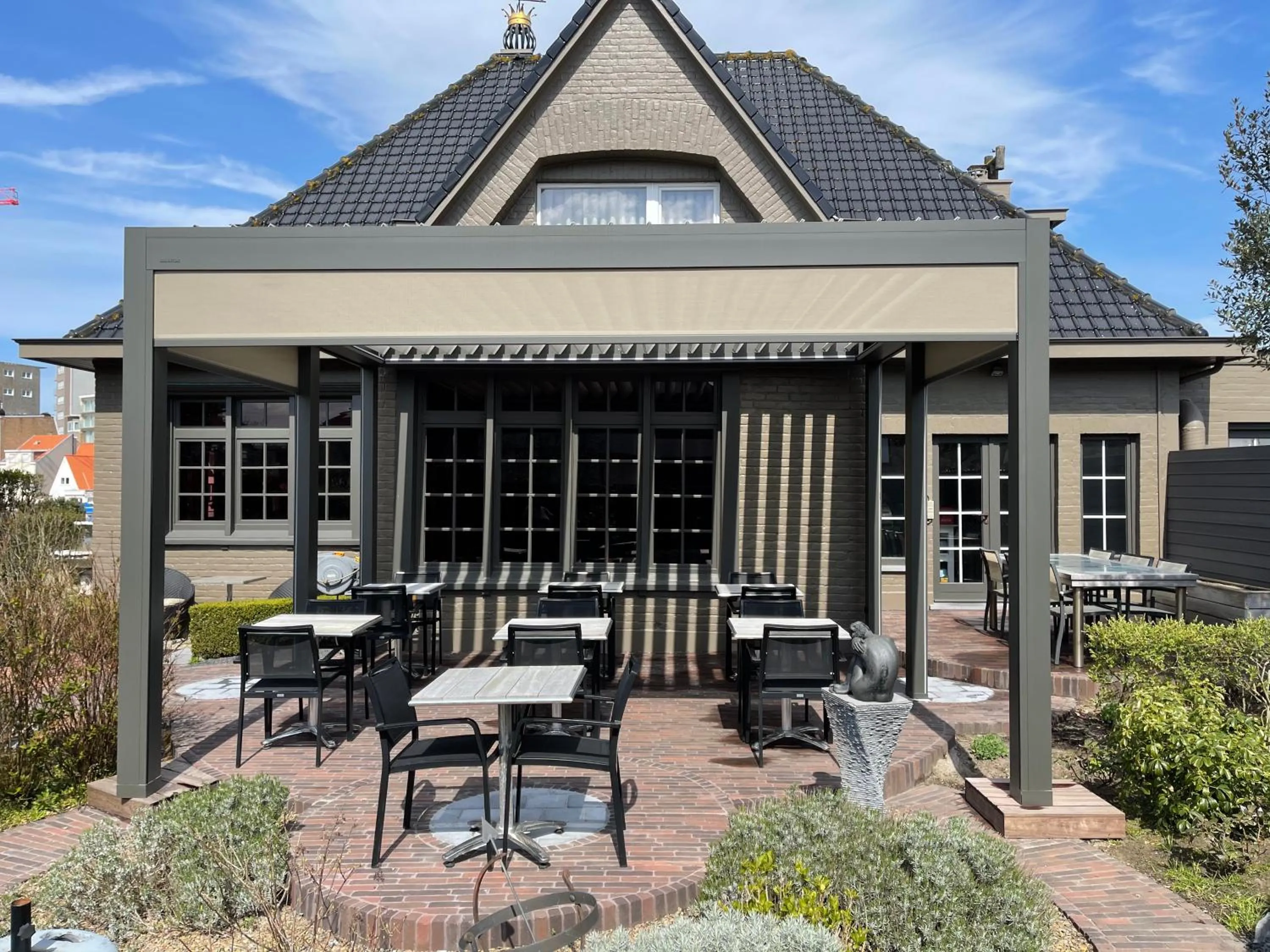 Restaurant/places to eat in Villa Hotel