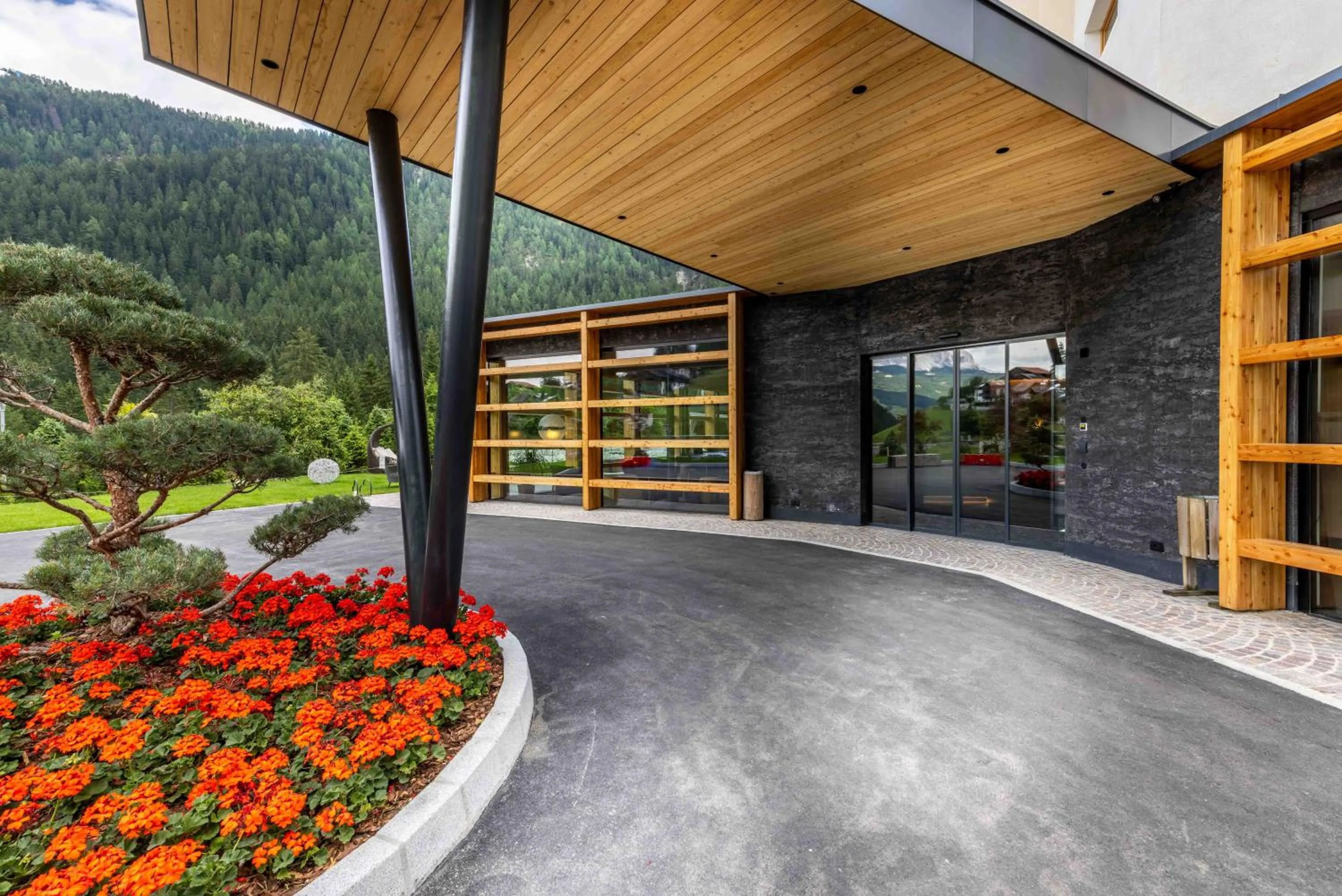 Facade/entrance in Hotel Cristallo - Wellness Mountain Living