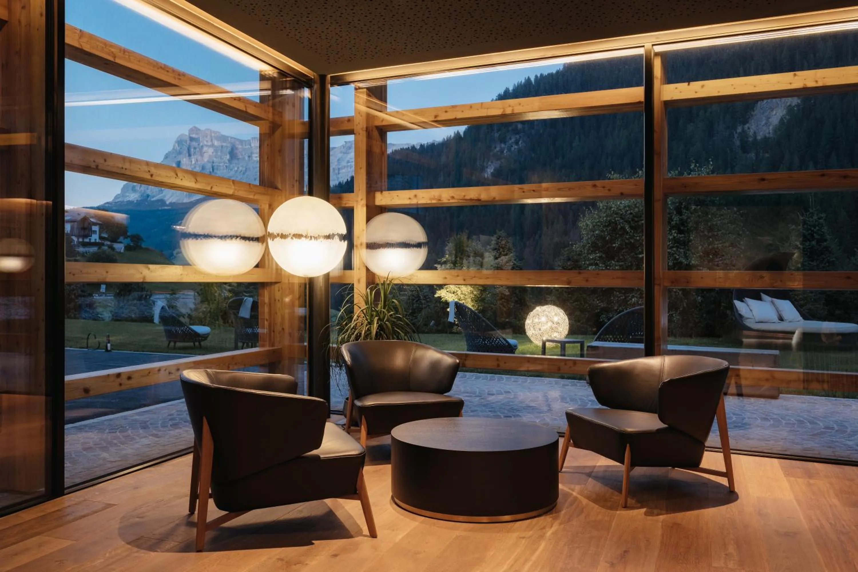 Text overlay in Hotel Cristallo - Wellness Mountain Living