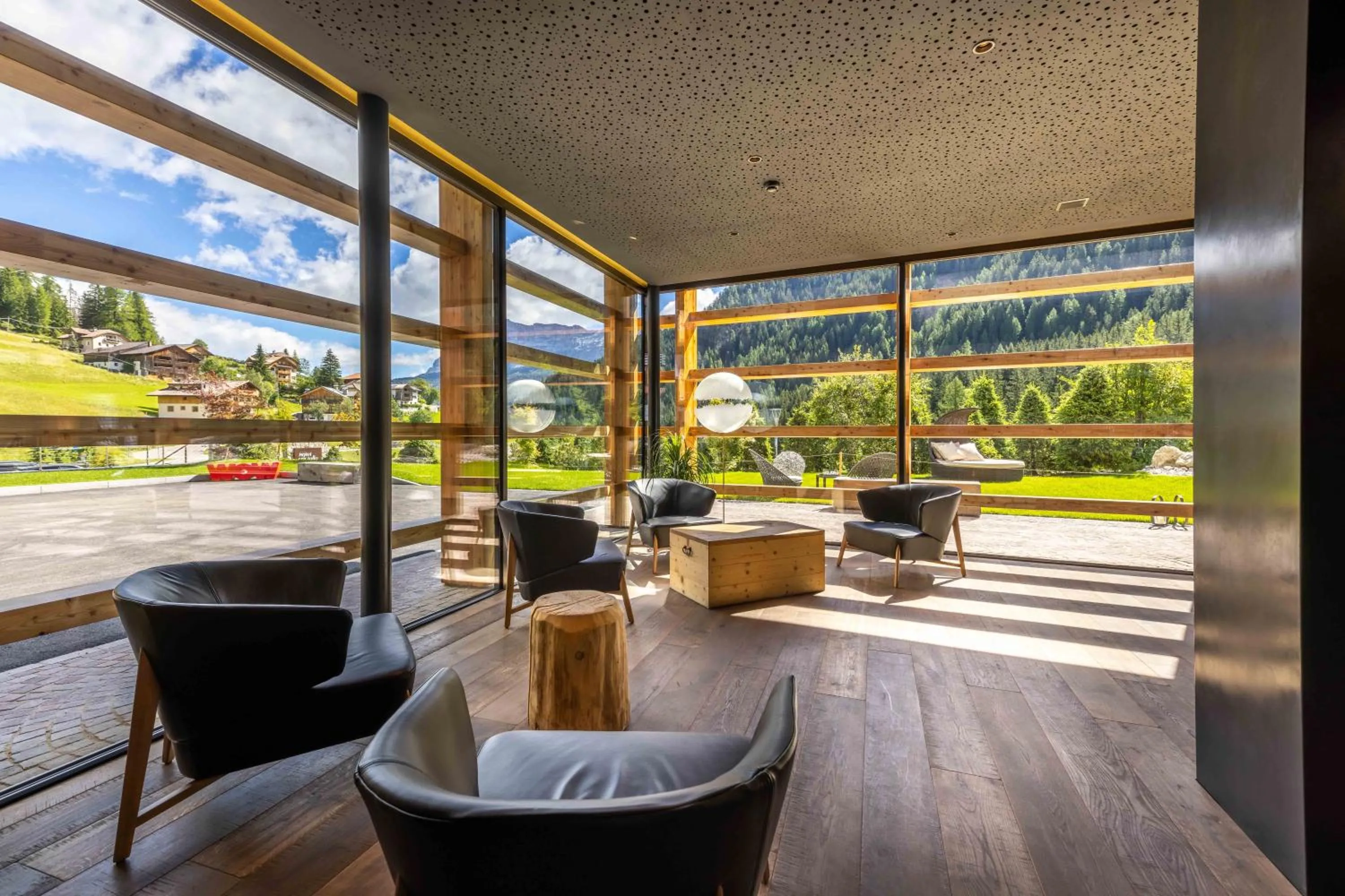 Facade/entrance in Hotel Cristallo - Wellness Mountain Living