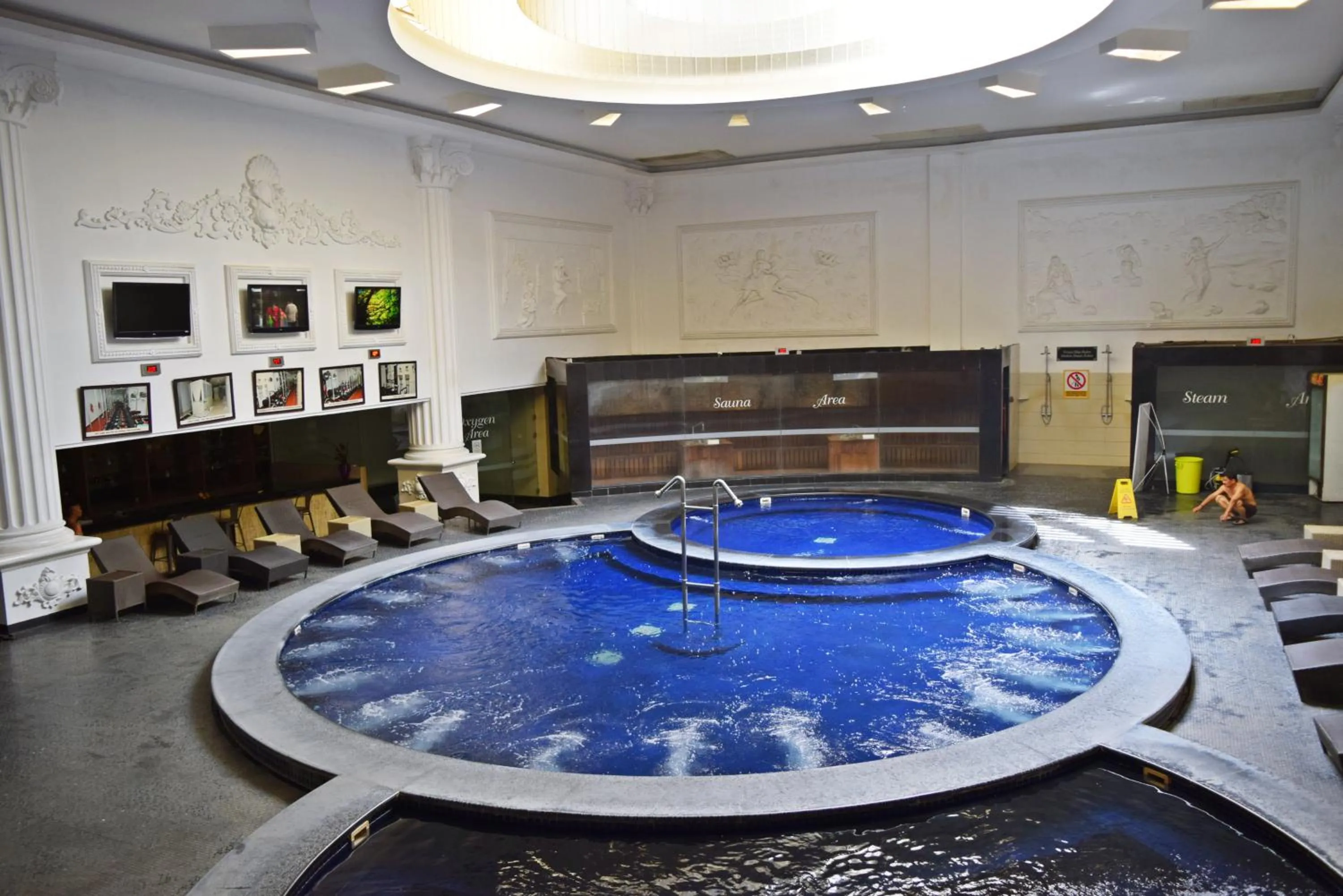 Swimming pool in Grand Elite Hotel Pekanbaru